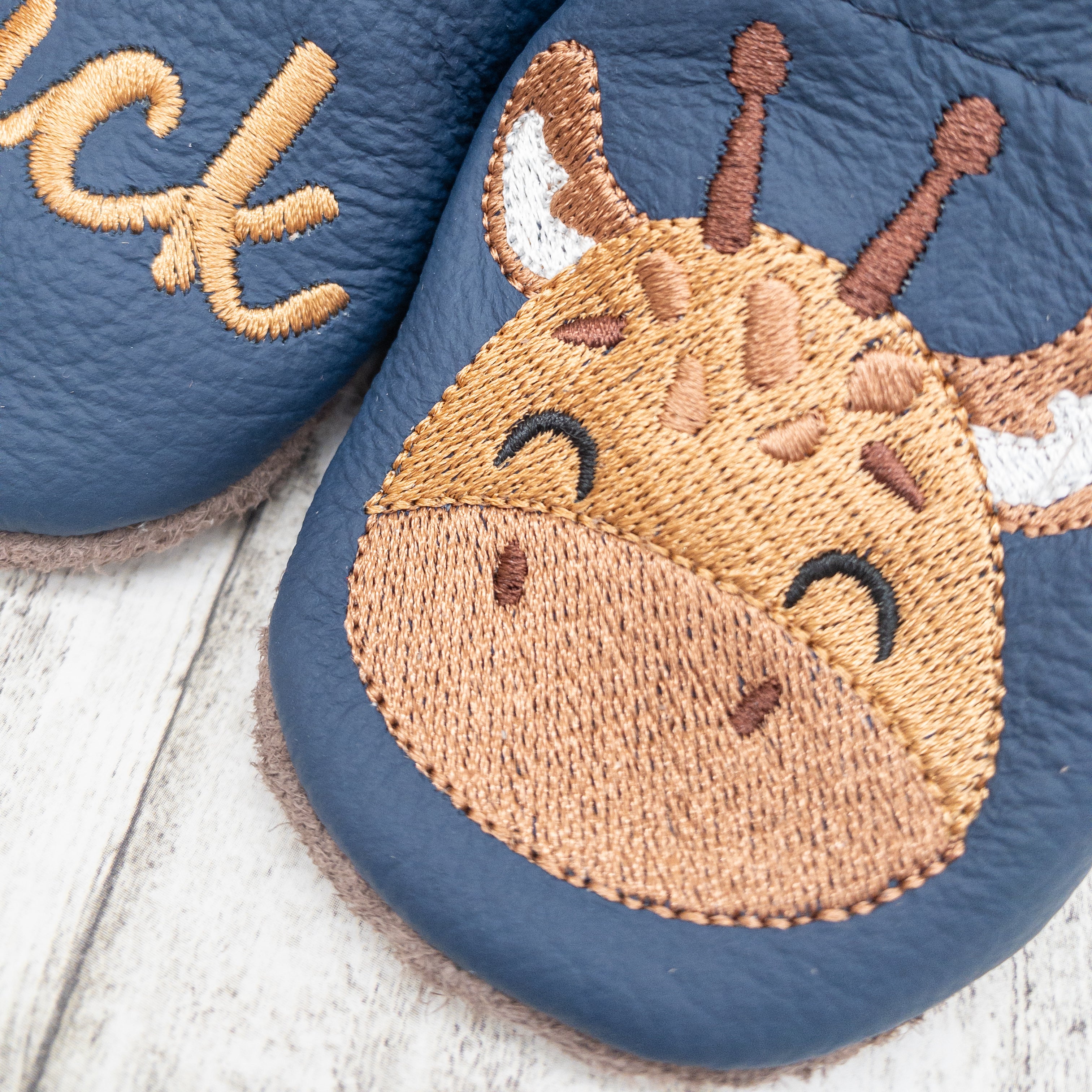 Krabbelschuhe mit Giraffe und Name bestickt