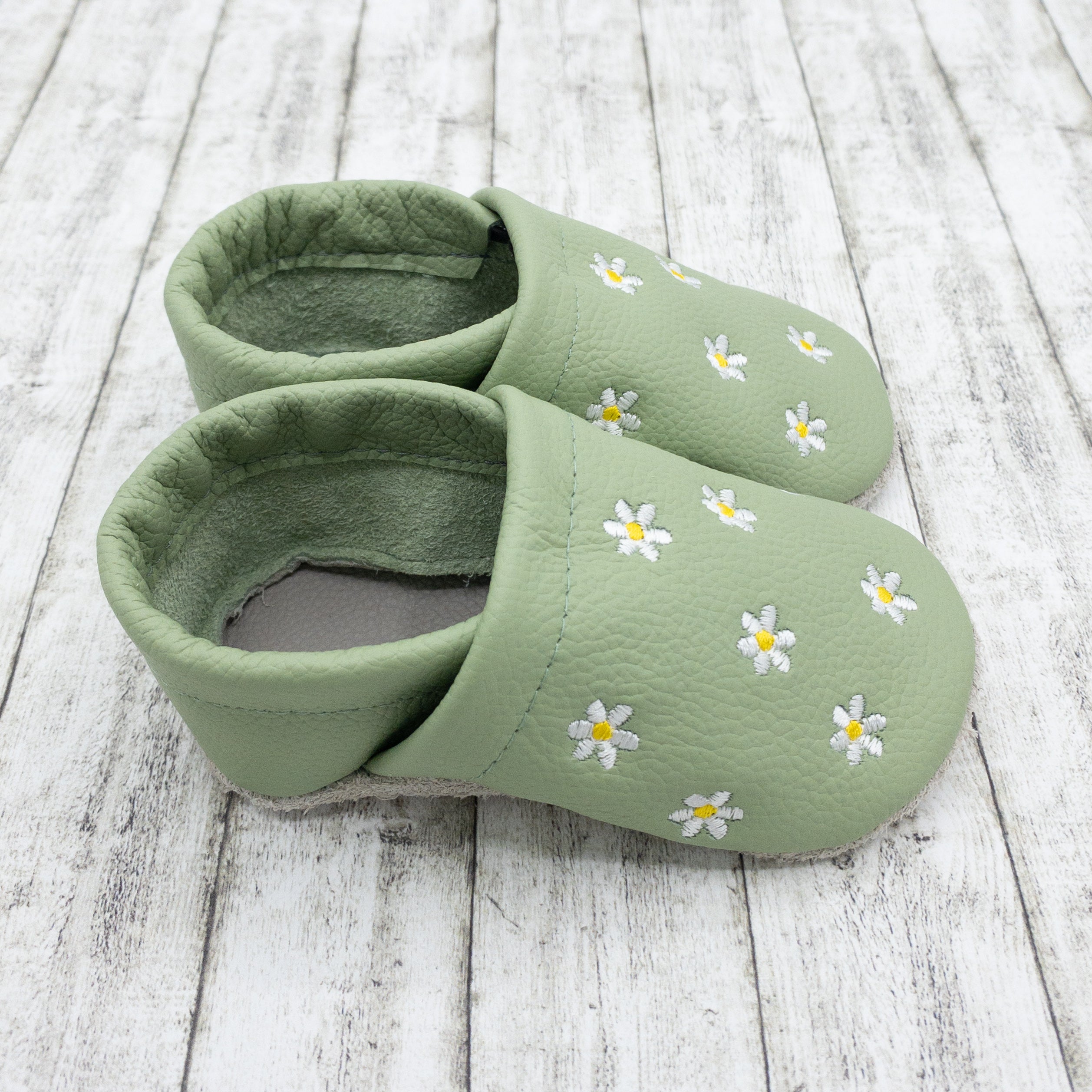 Personalisierte Krabbelschuhe mit Blumen in dustygreen und Namen bestickt aus Echtleder