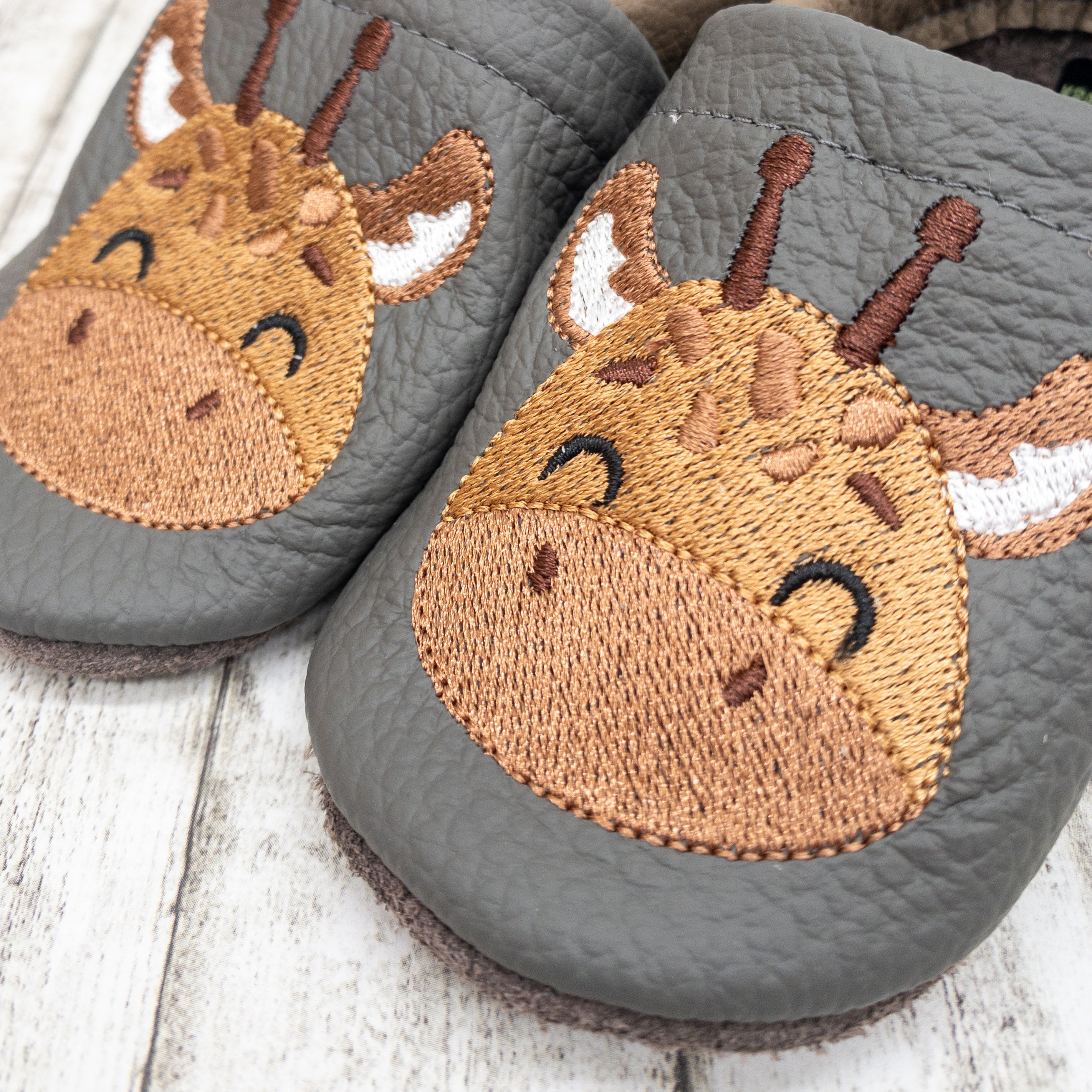 Krabbelschuhe mit Giraffe und Name bestickt
