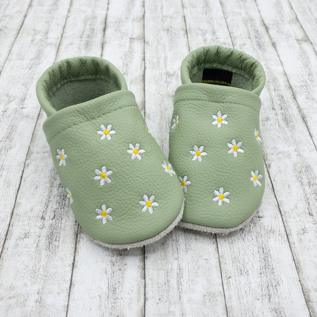 Personalisierte Krabbelschuhe mit Blumen in dustygreen und Namen bestickt aus Echtleder