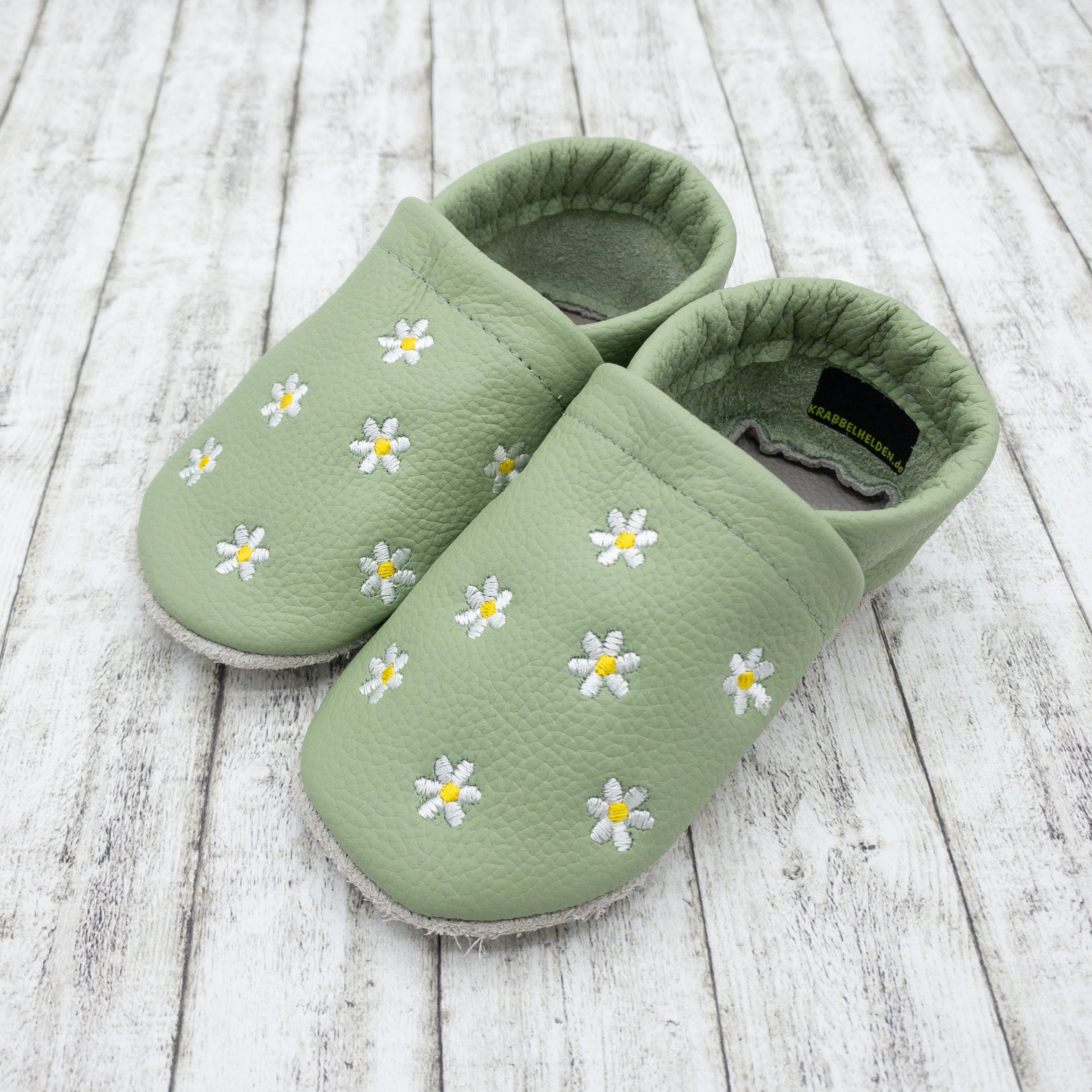 Personalisierte Krabbelschuhe mit Blumen in dustygreen und Namen bestickt aus Echtleder