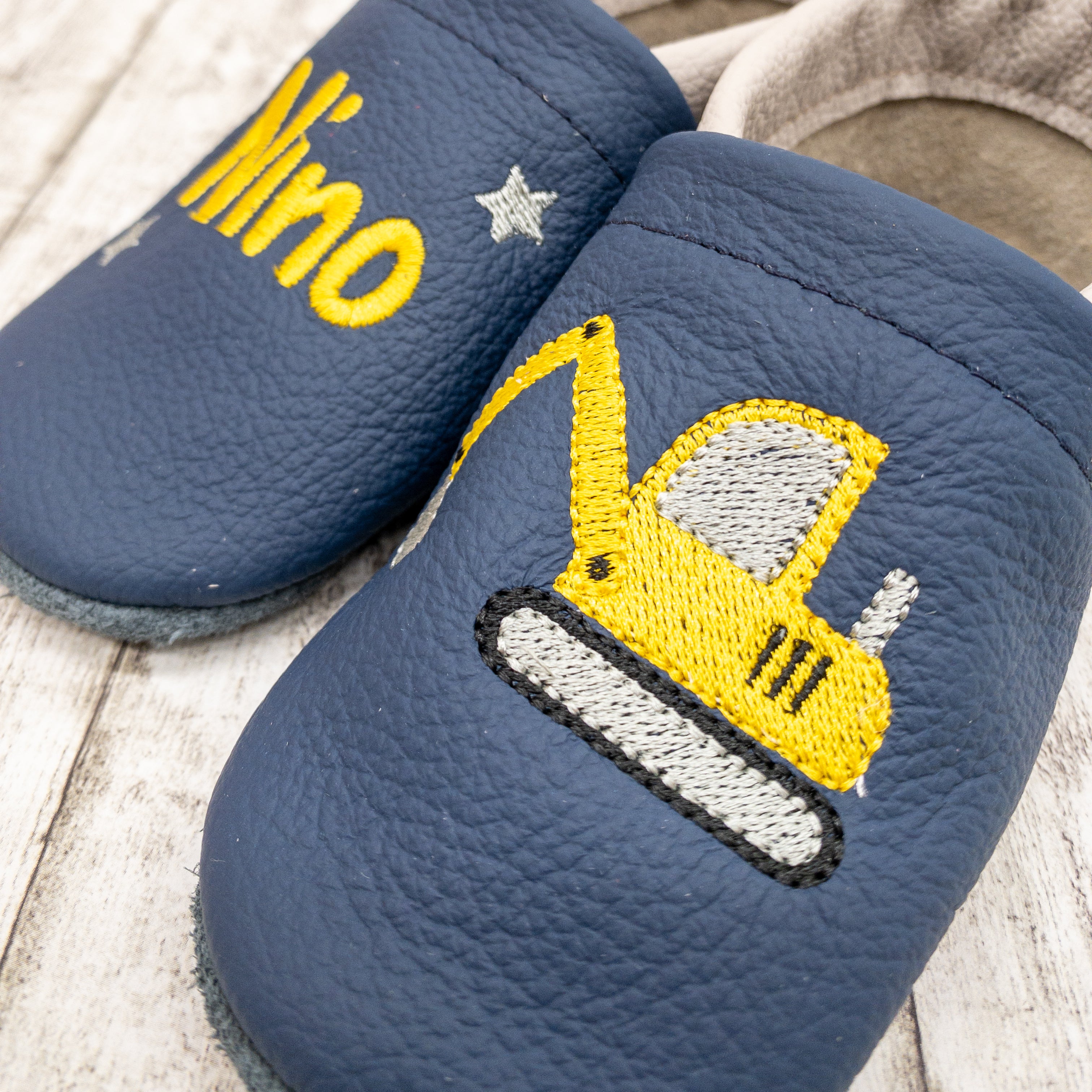Krabbelschuhe in dunkelblau mit Bagger und Name bestickt aus Echtleder