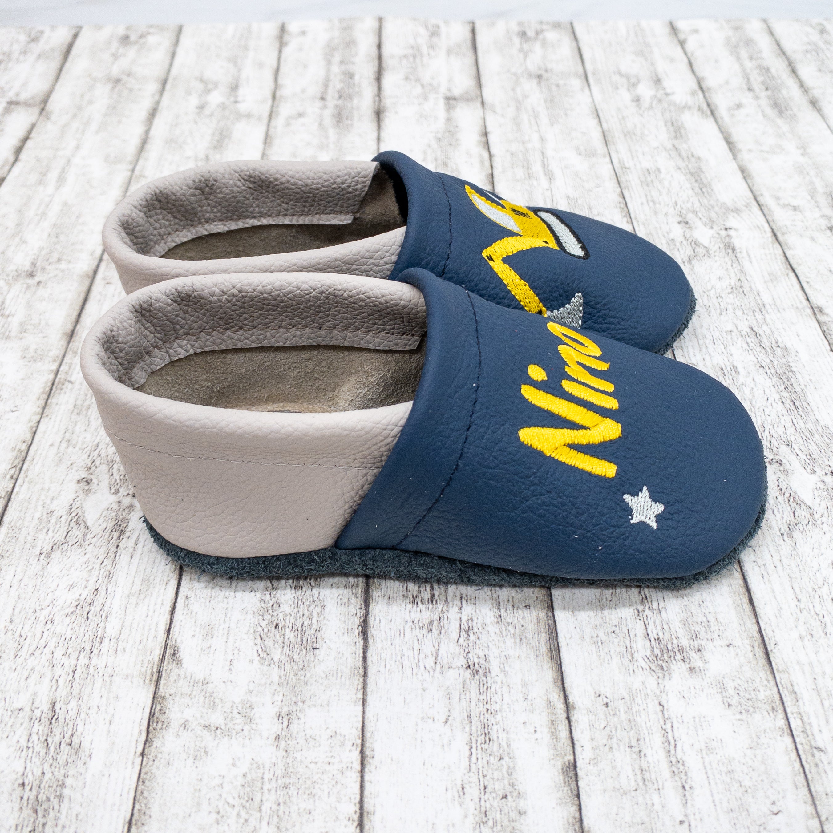 Krabbelschuhe in dunkelblau mit Bagger und Name bestickt aus Echtleder