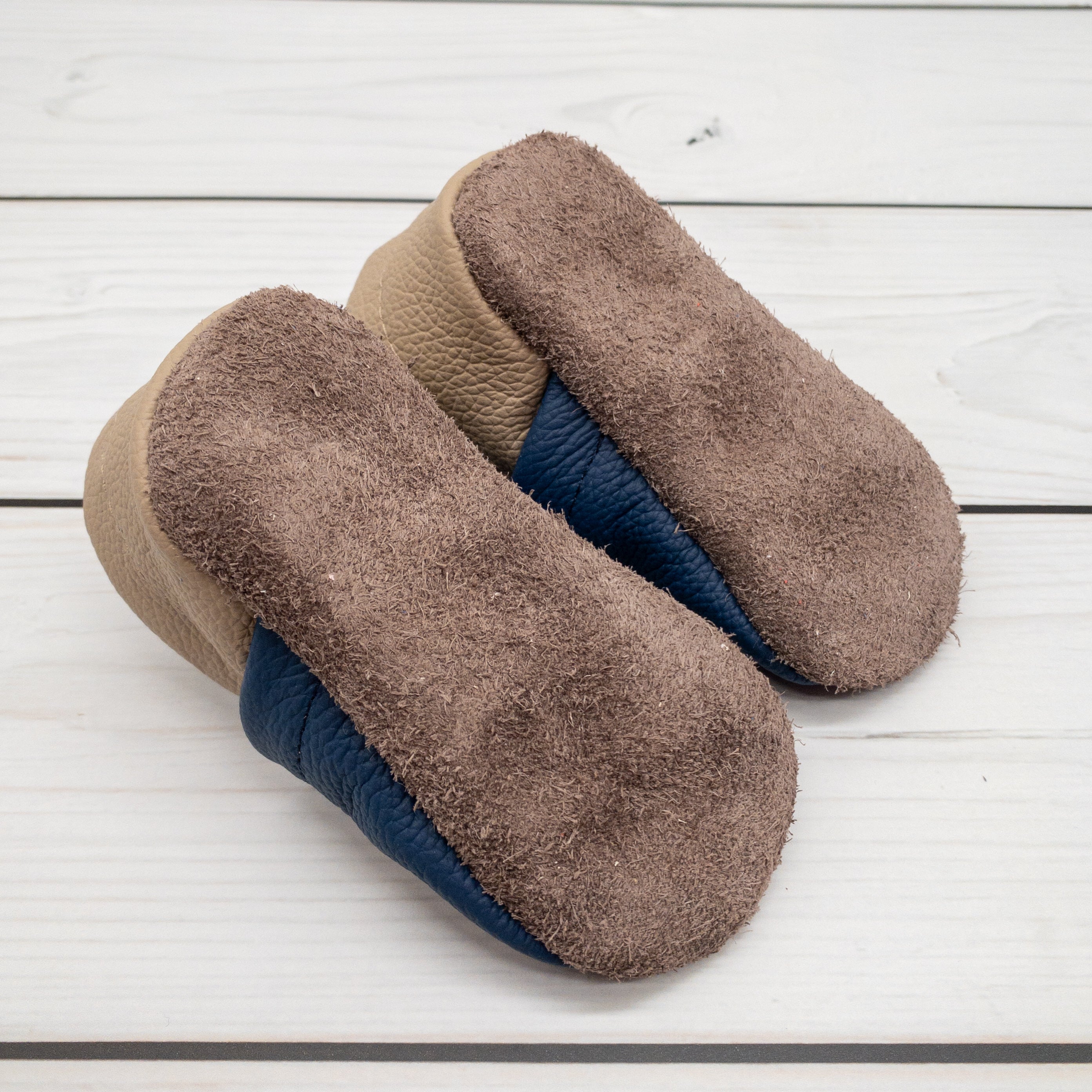 Personalisierte Krabbelschuhe mit Bär - individuell mit Namen bestickt