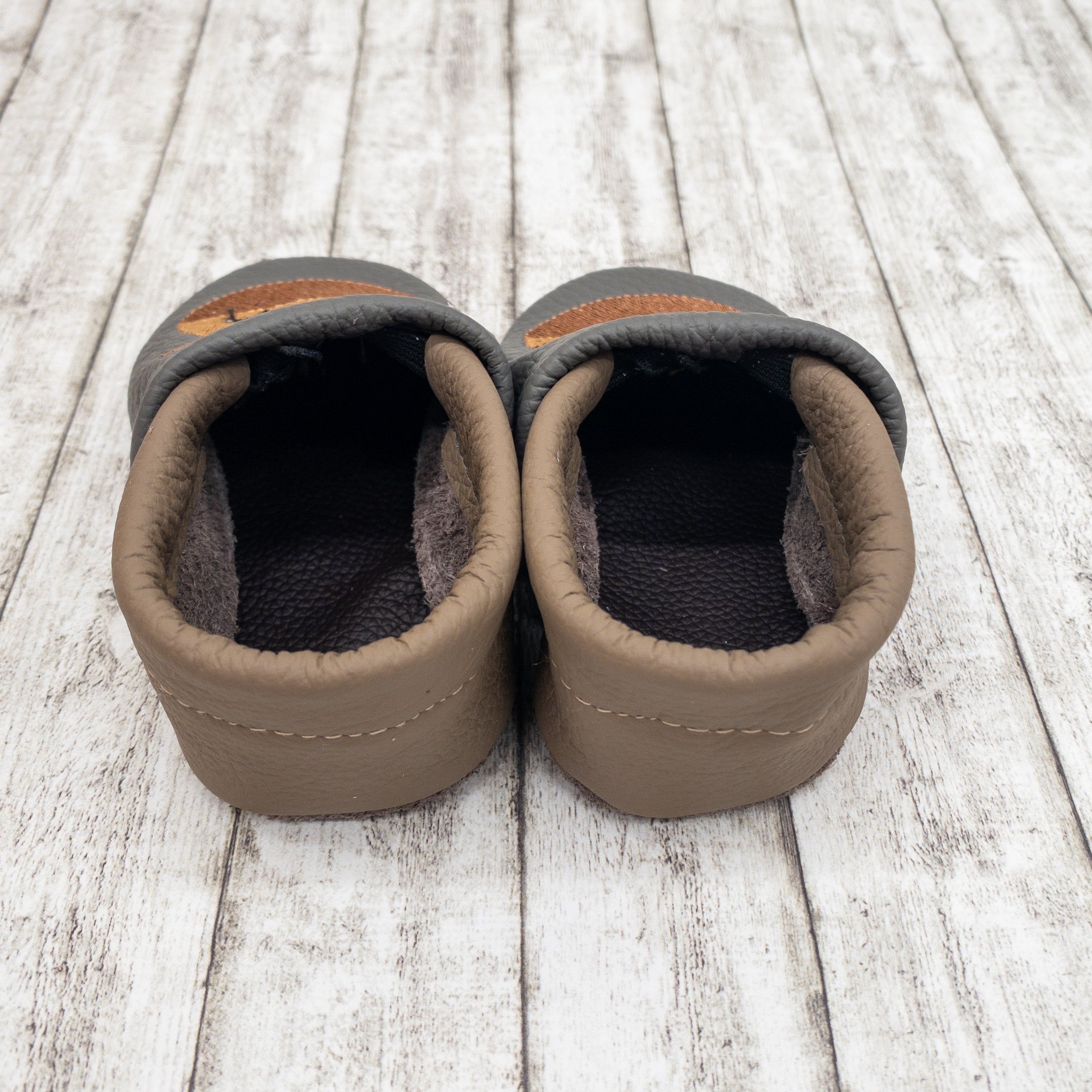 Krabbelschuhe mit Giraffe und Name bestickt