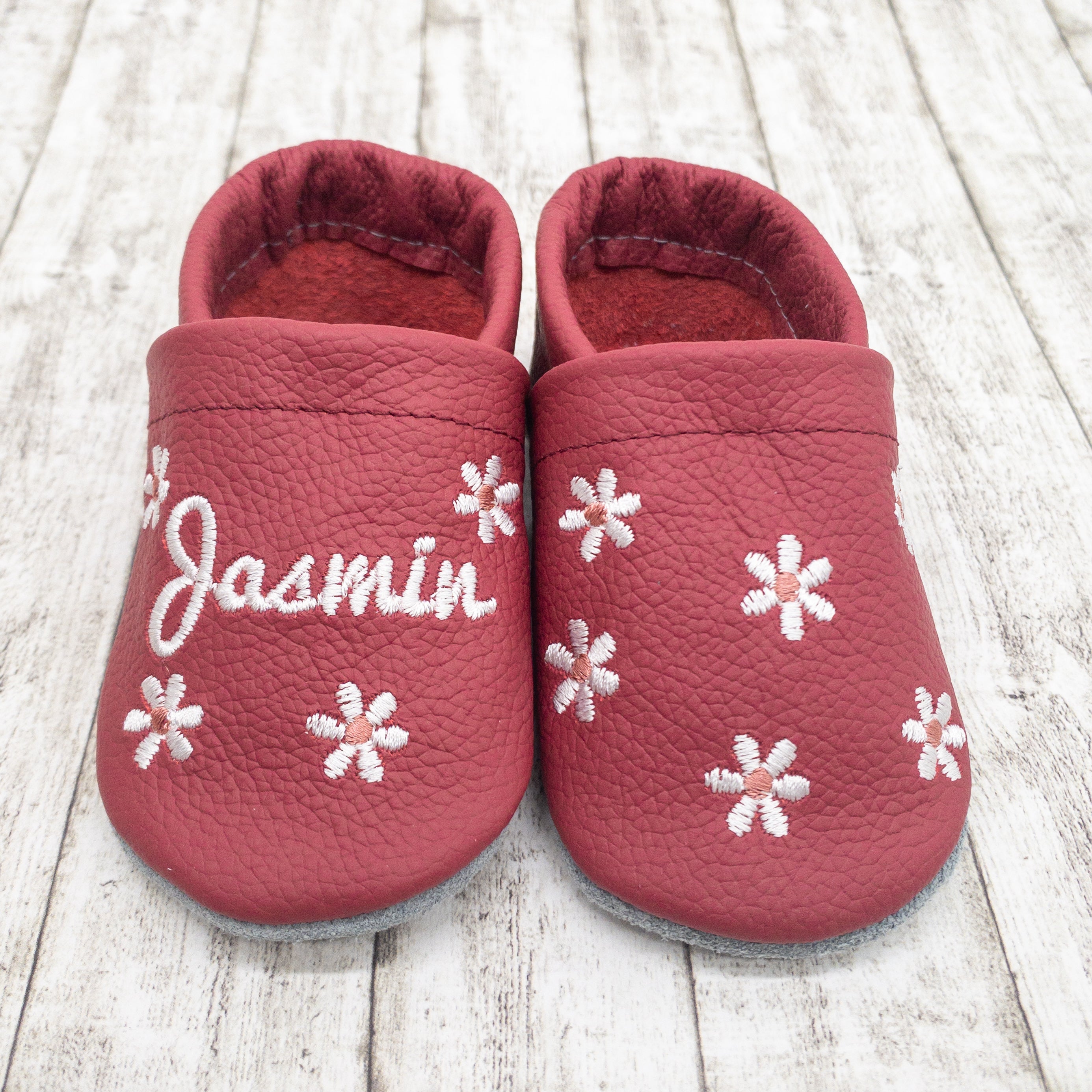 Krabbelschuhe und Hausschuhe aus Echtleder – personalisiert mit Namen und Blumen – ideale Babyschuhe als Geschenk zur Geburt