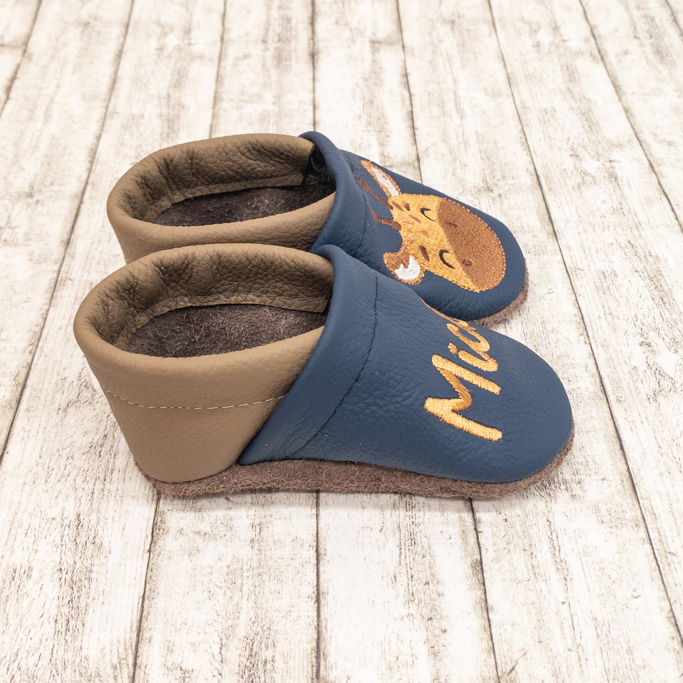 Krabbelschuhe mit Giraffe und Name bestickt