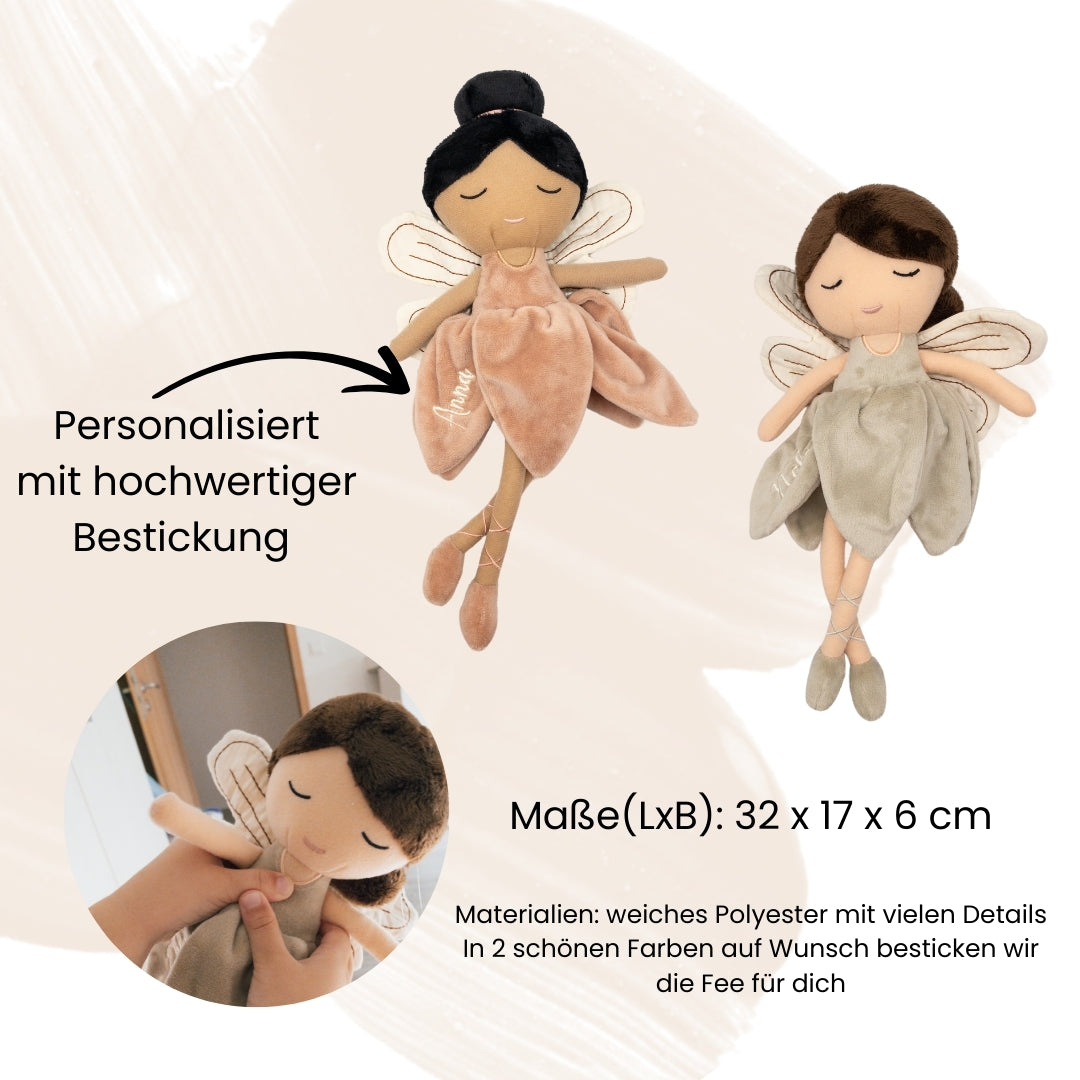 Handgefertigte Feenpuppe aus weichem Stoff in Beige, mit filigranen Flügeln, gesticktem Namen auf dem Kleid, braunen Haaren und liebevollen Details wie Ballerinaschuhen. Ideal als personalisiertes Geschenk für Kinder.