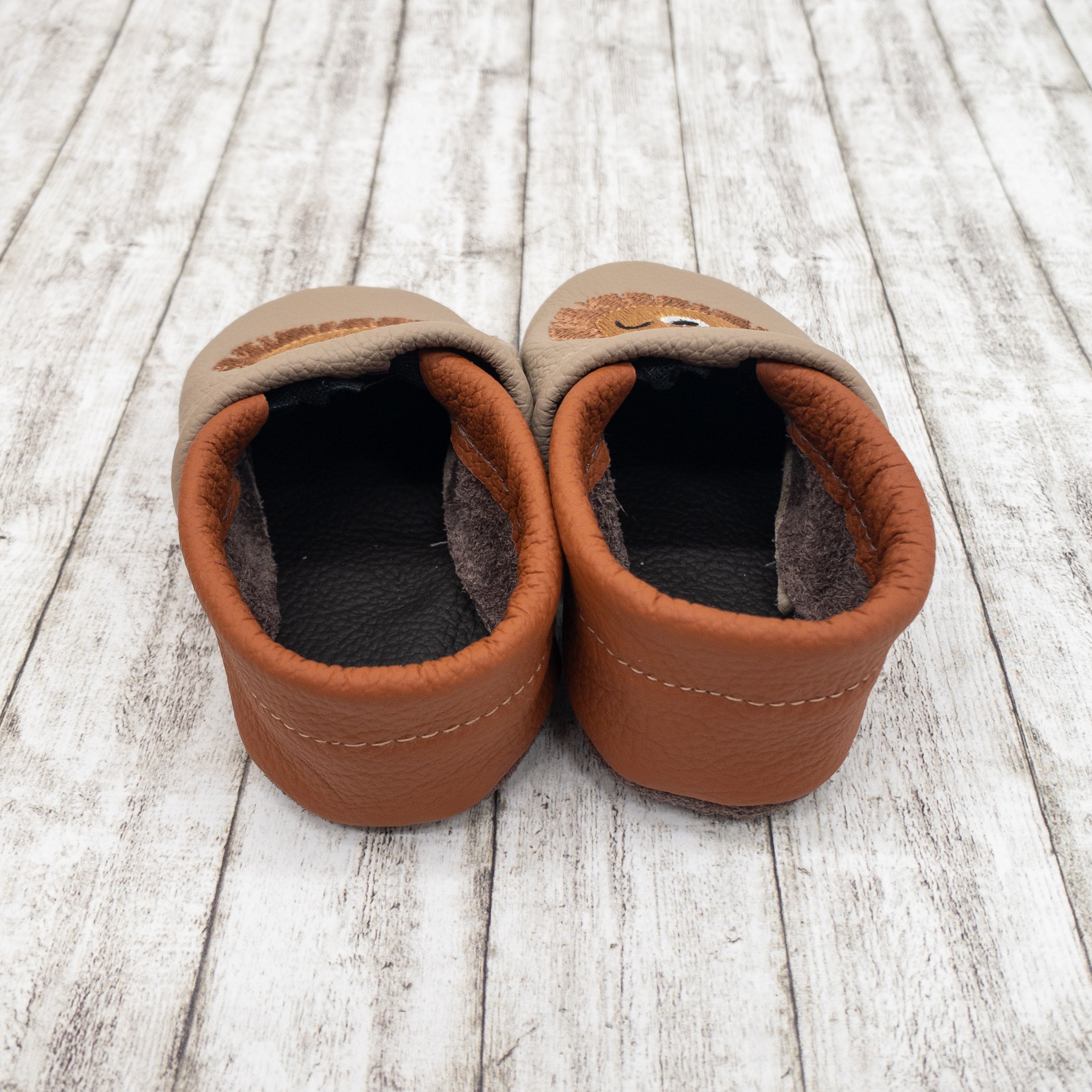 Krabbelschuhe mit Löwe bestickt aus Echtleder - weiche Lauflernschuhe