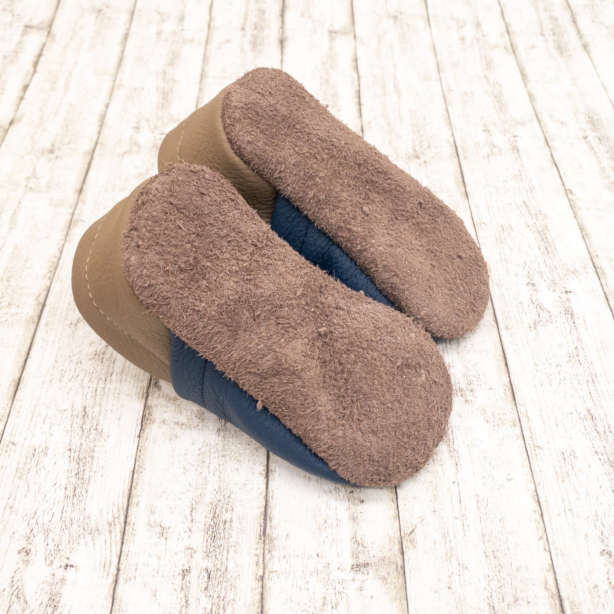 Krabbelschuhe mit Giraffe und Name bestickt