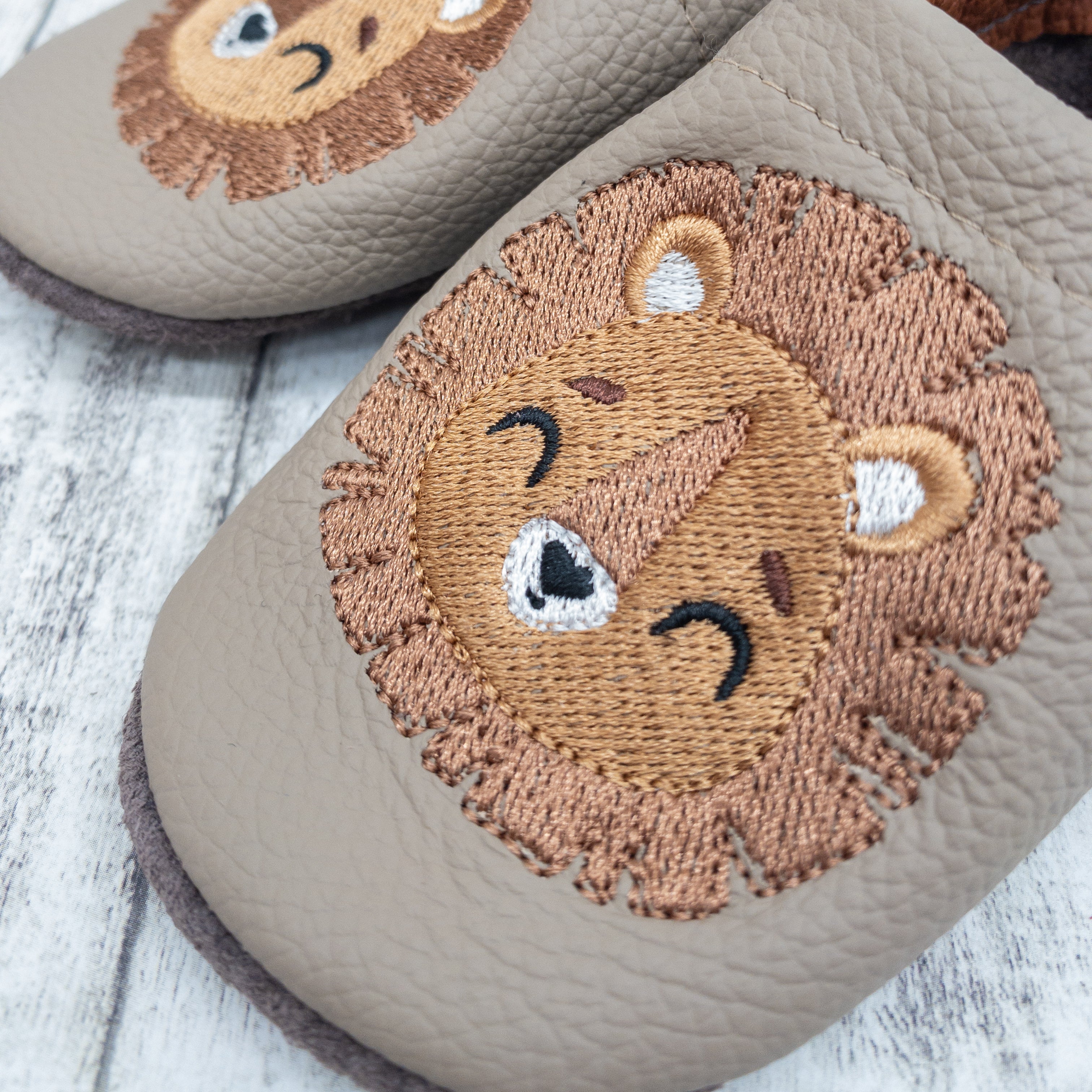 Krabbelschuhe mit Löwe bestickt aus Echtleder - weiche Lauflernschuhe