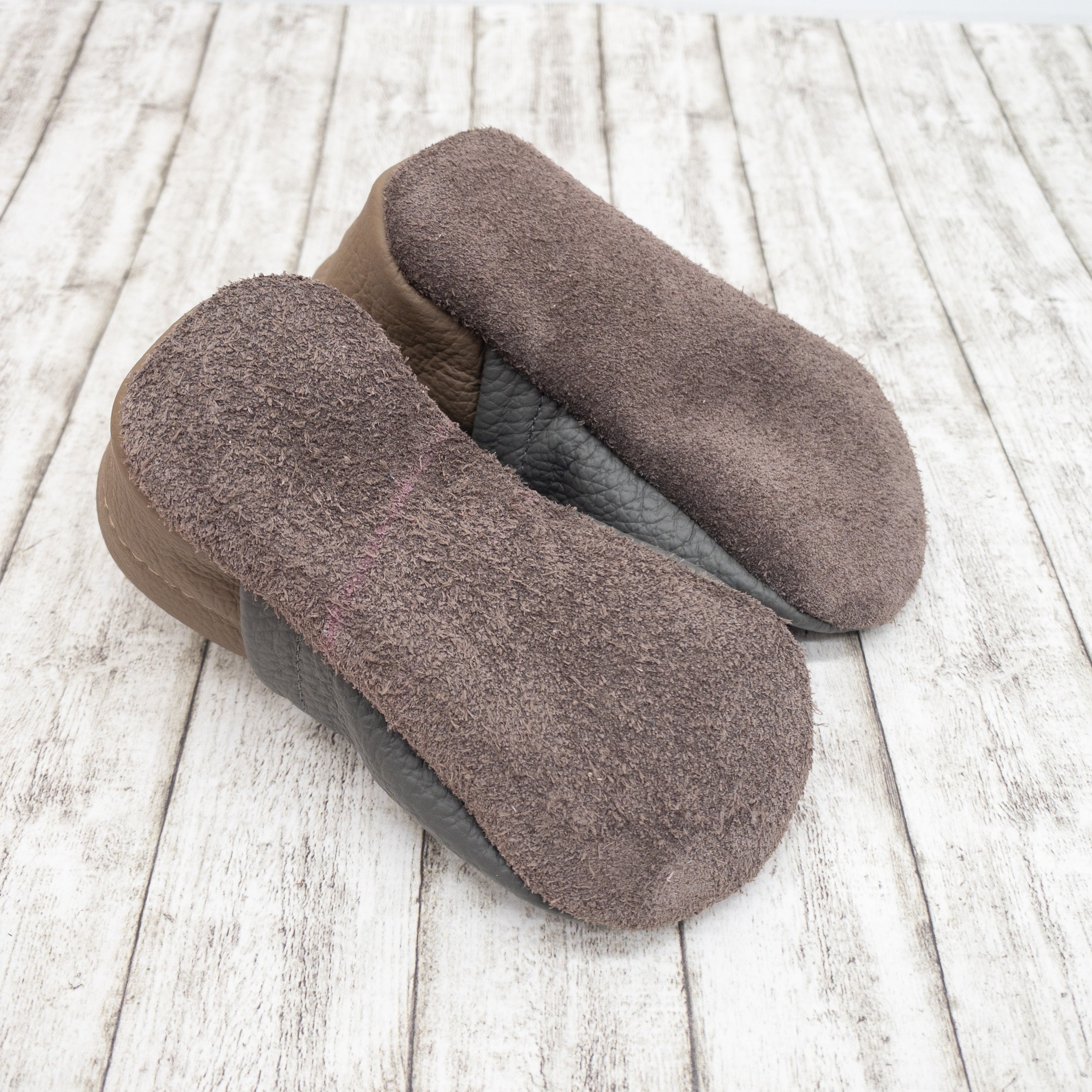 Krabbelschuhe mit Giraffe und Name bestickt