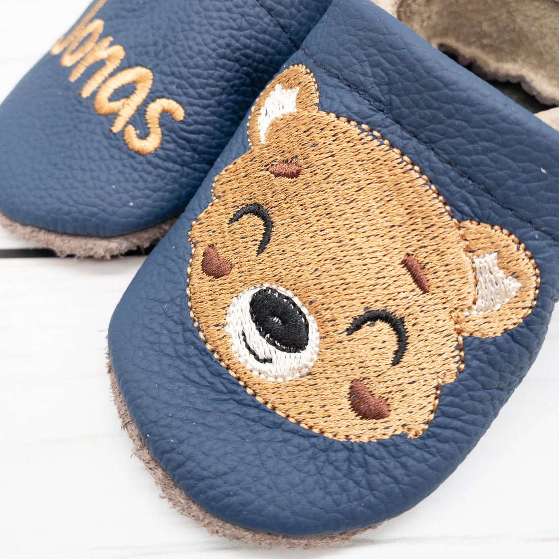 Personalisierte Krabbelschuhe mit Bär - individuell mit Namen bestickt