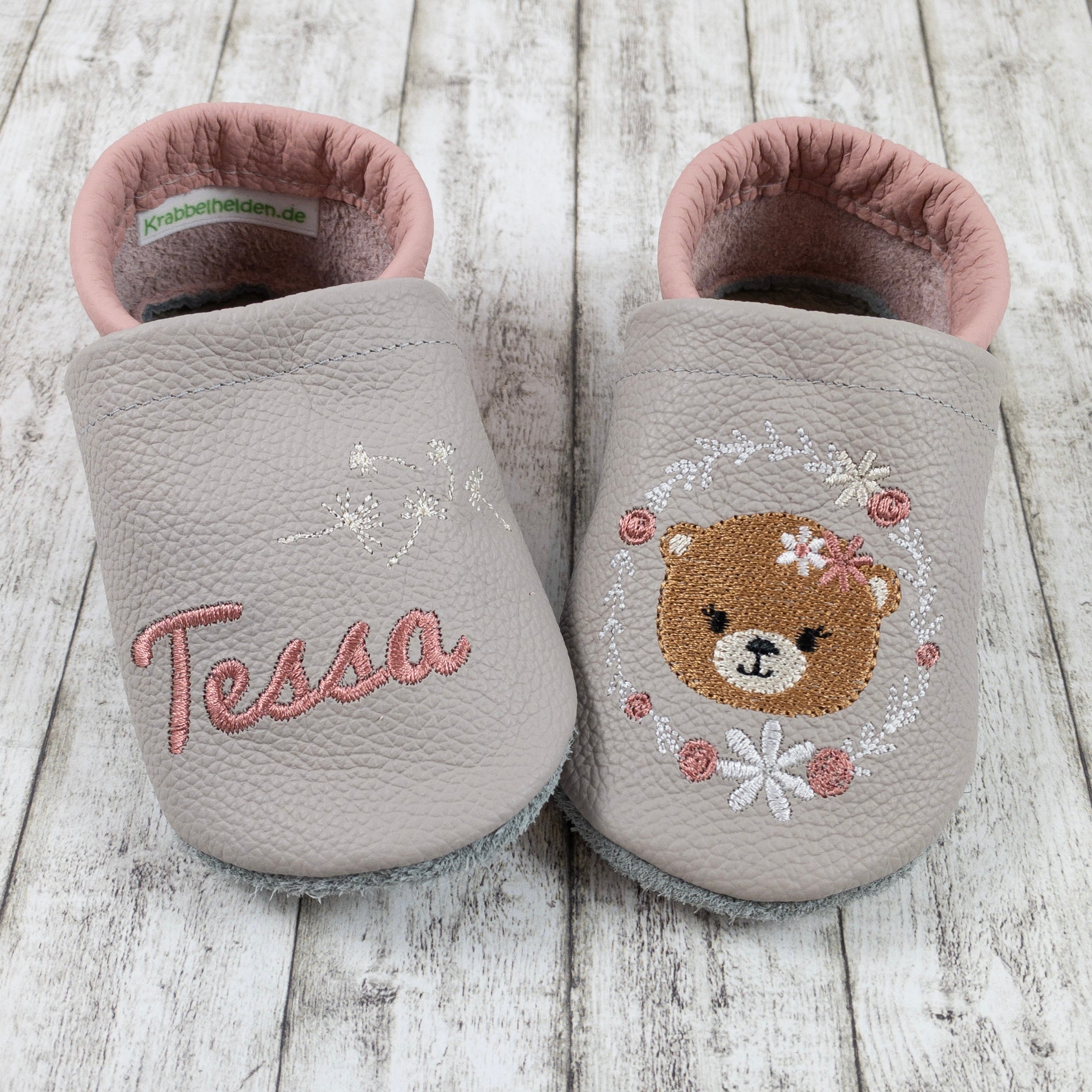 Krabbelschuhe mit Bär im Blumenkranz und Personalisierung aus Echtleder