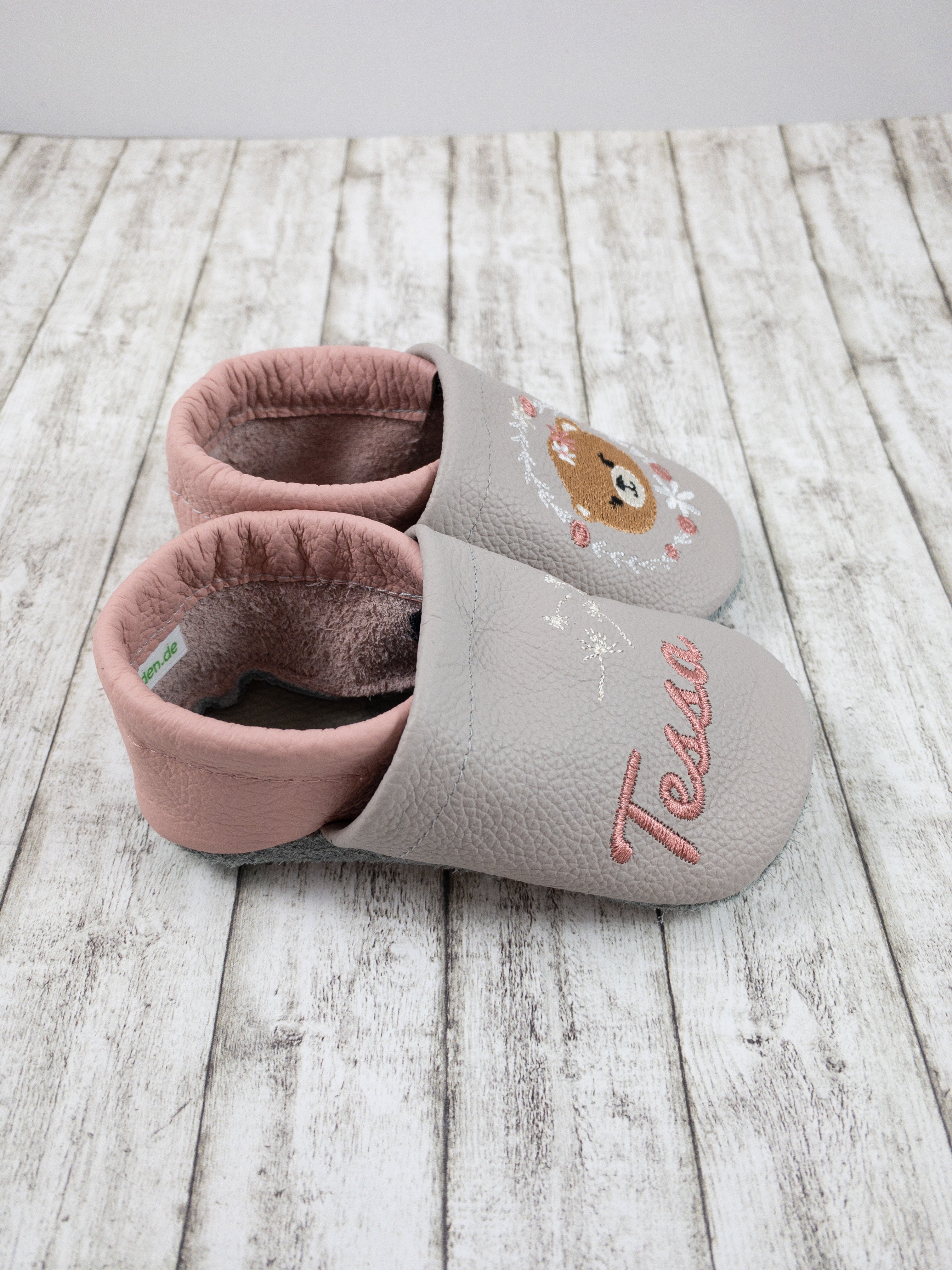 Krabbelschuhe mit Bär im Blumenkranz und Personalisierung aus Echtleder