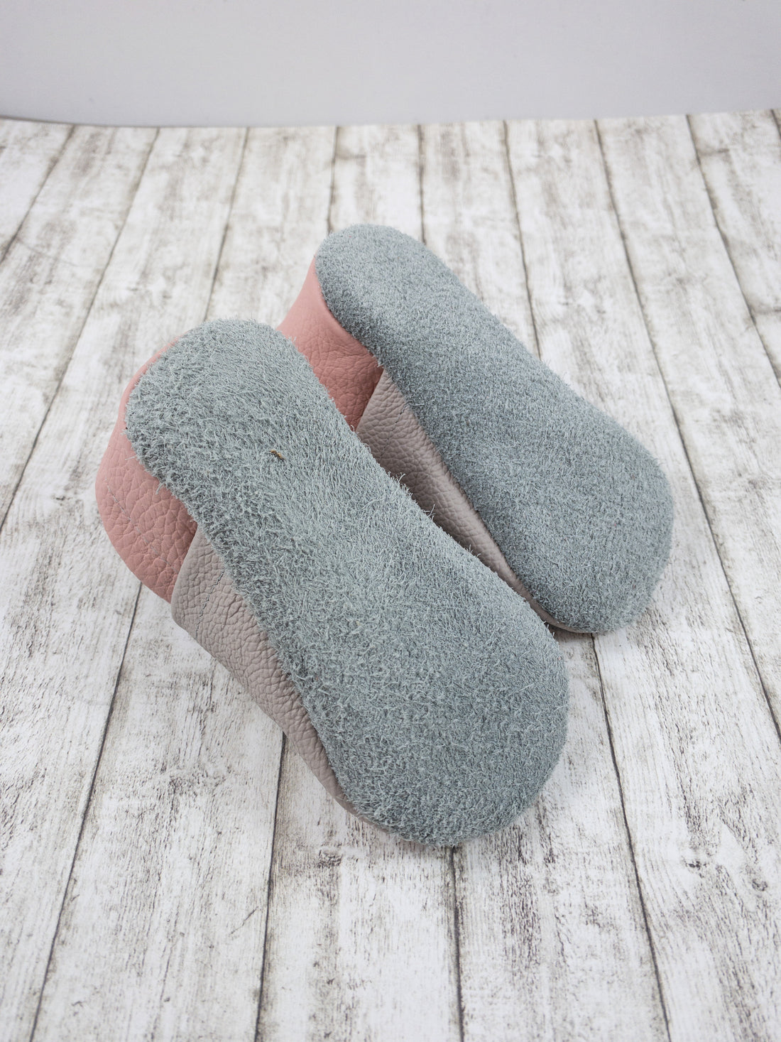 Krabbelschuhe mit Bär im Blumenkranz und Personalisierung aus Echtleder