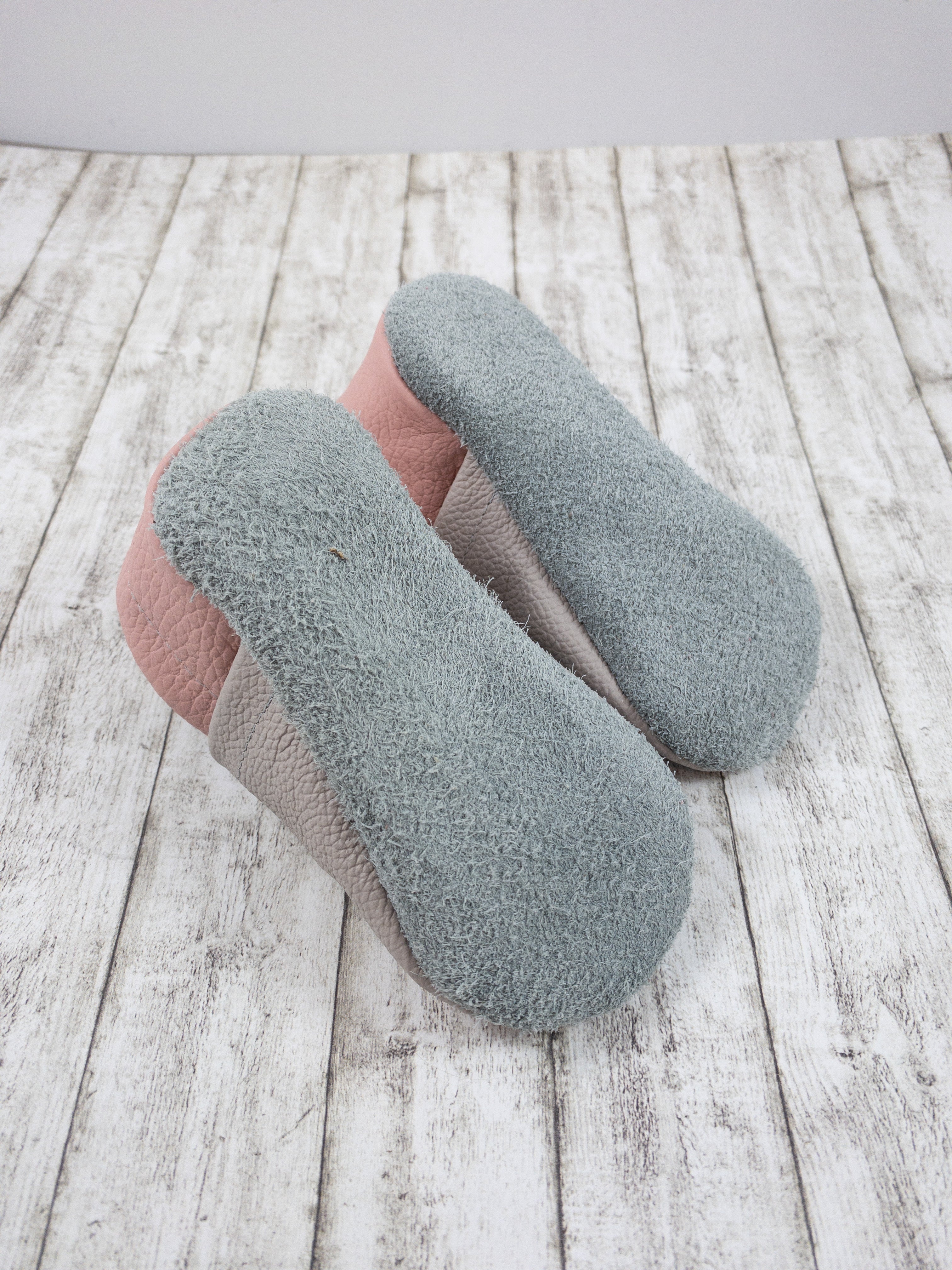 Krabbelschuhe mit Bär im Blumenkranz und Personalisierung aus Echtleder