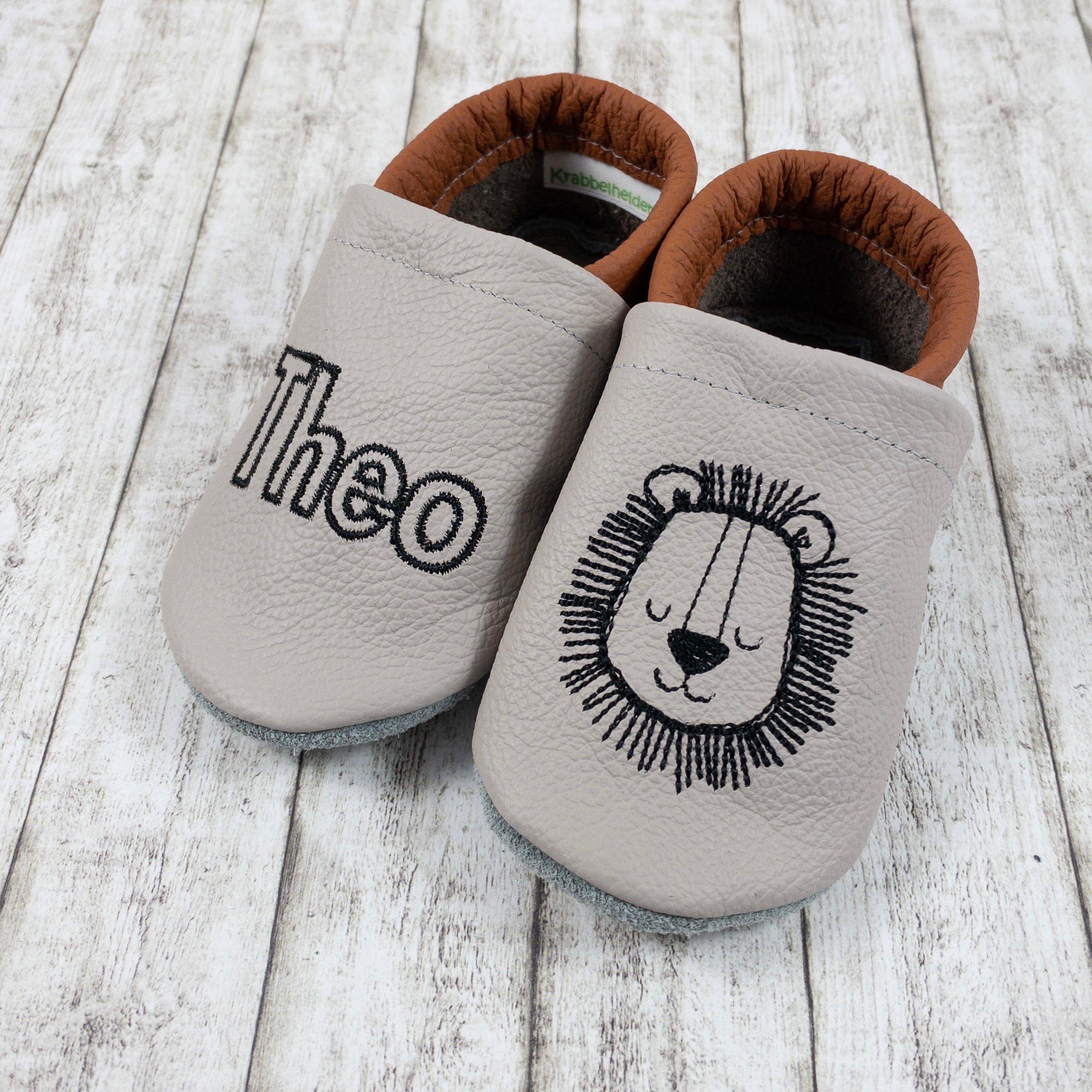 Krabbelschuhe in hellgrau mit Löwe und Name bestickt
