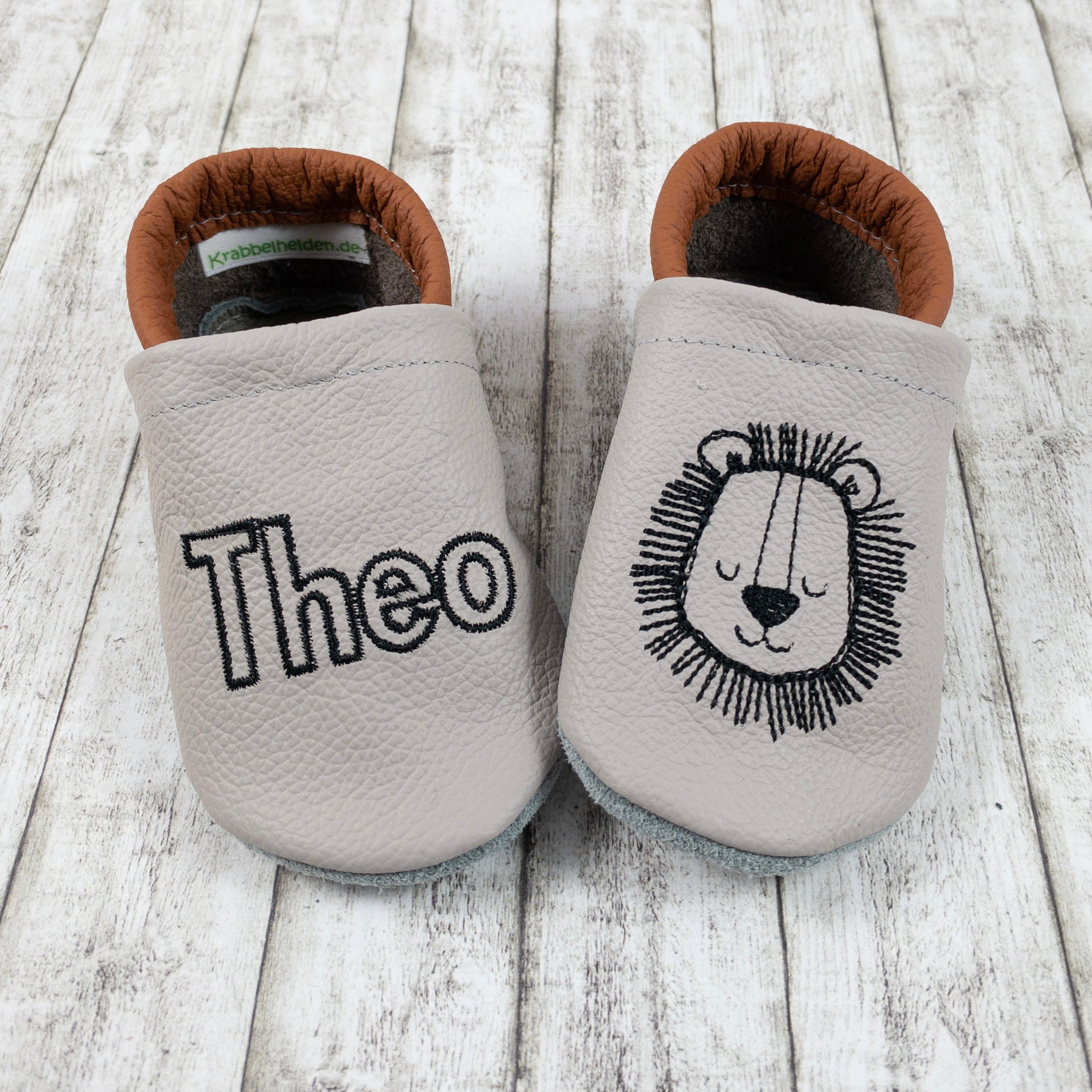 Krabbelschuhe in hellgrau mit Löwe und Name bestickt