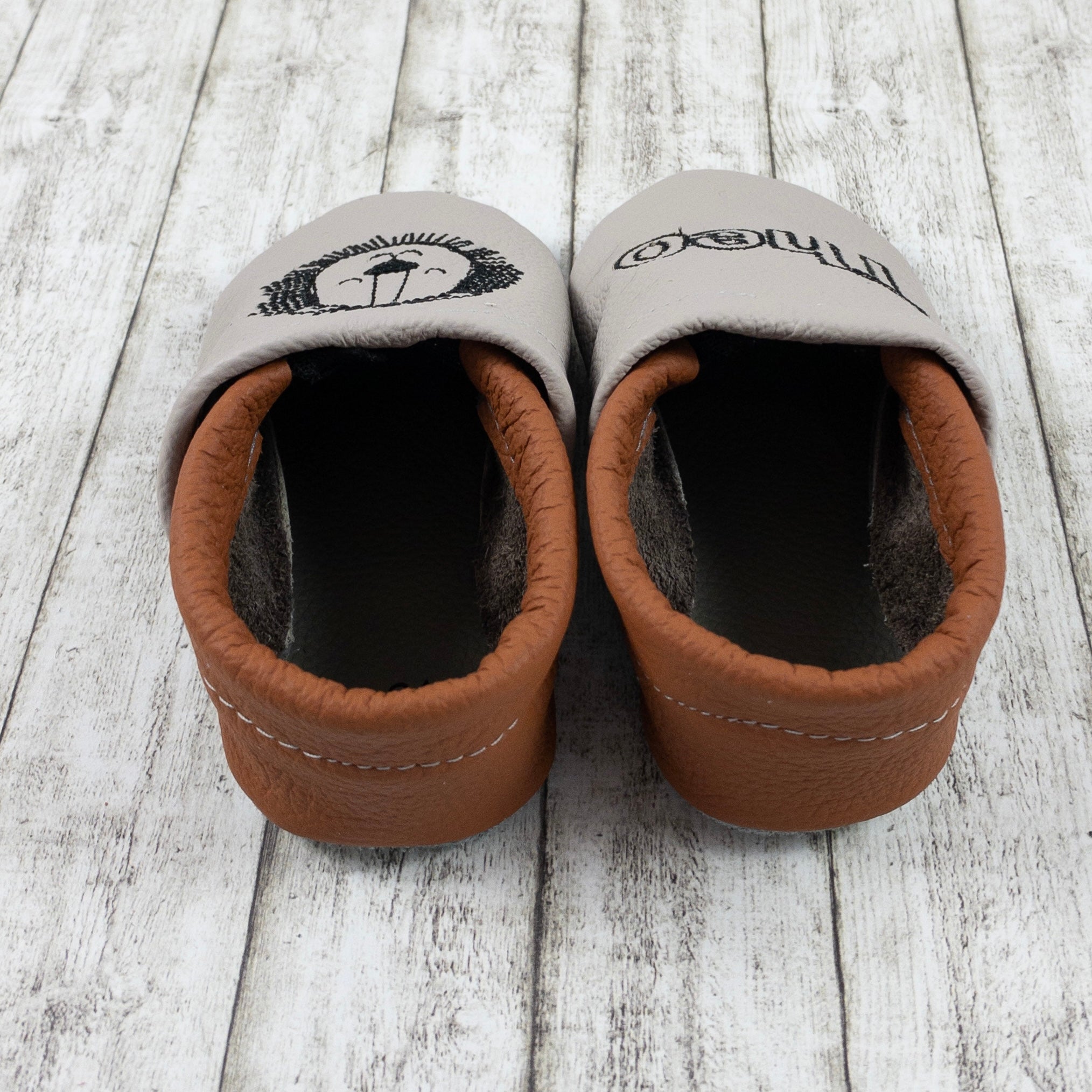 Krabbelschuhe in hellgrau mit Löwe und Name bestickt