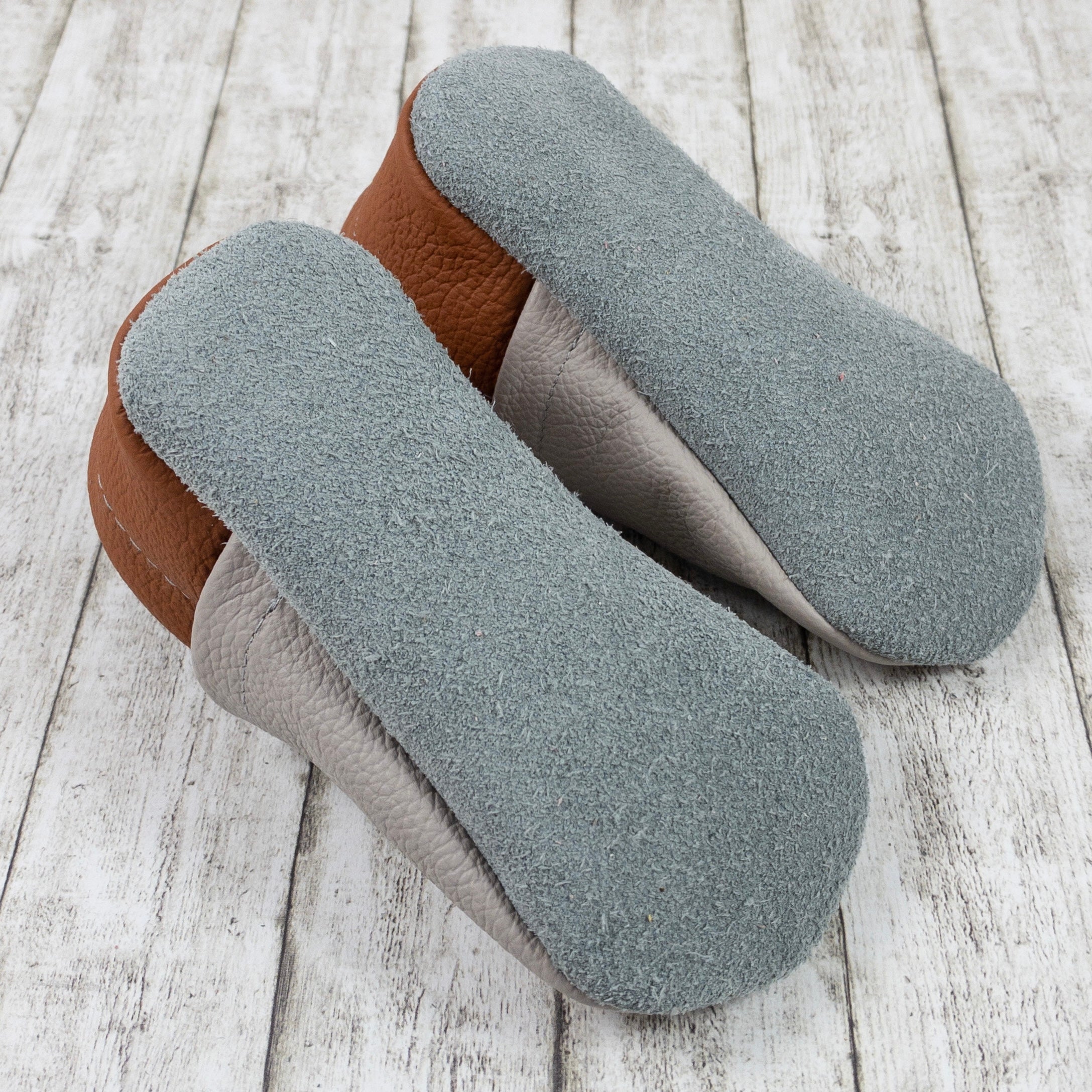 Krabbelschuhe in hellgrau mit Löwe und Name bestickt