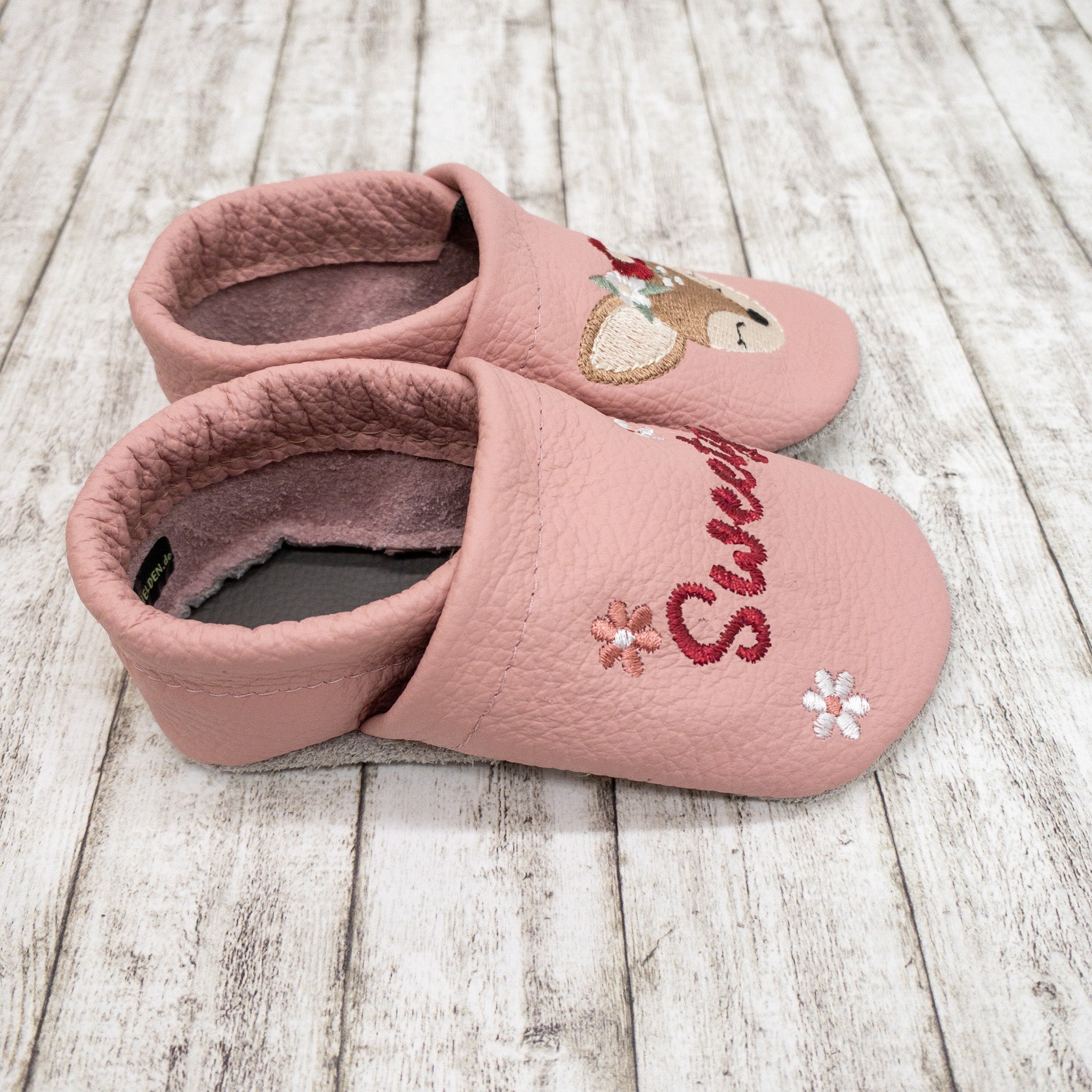 Krabbelschuhe in altrosa mit Reh und Personalisierung aus Echtleder