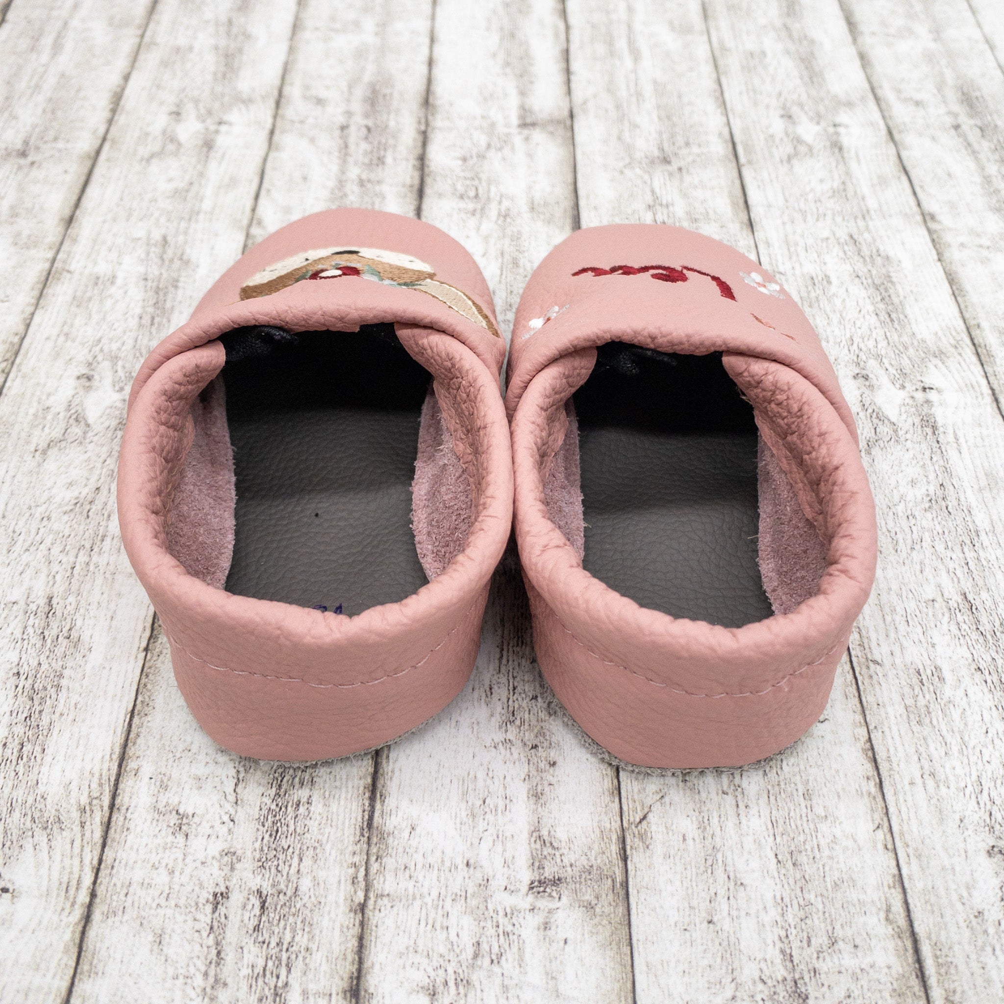 Krabbelschuhe in altrosa mit Reh und Personalisierung aus Echtleder