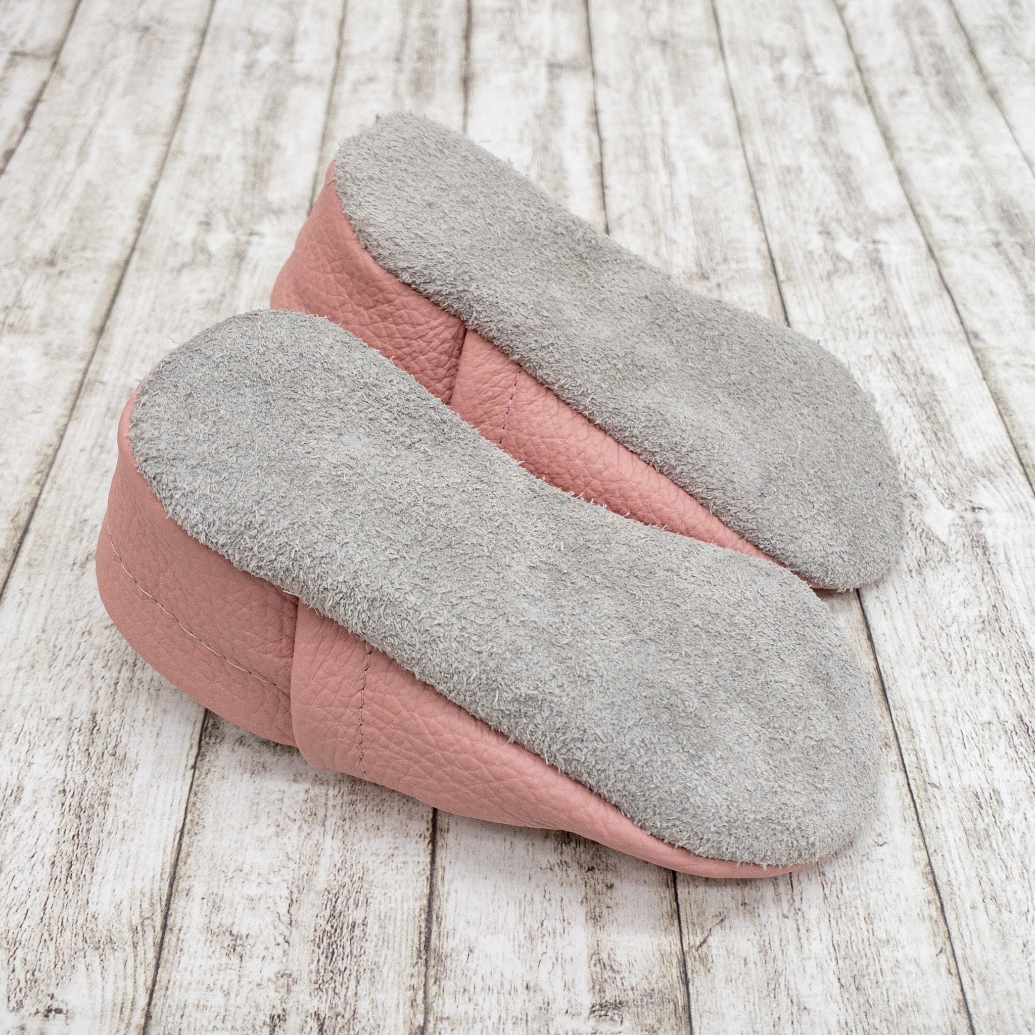 Krabbelschuhe in altrosa mit Reh und Personalisierung aus Echtleder