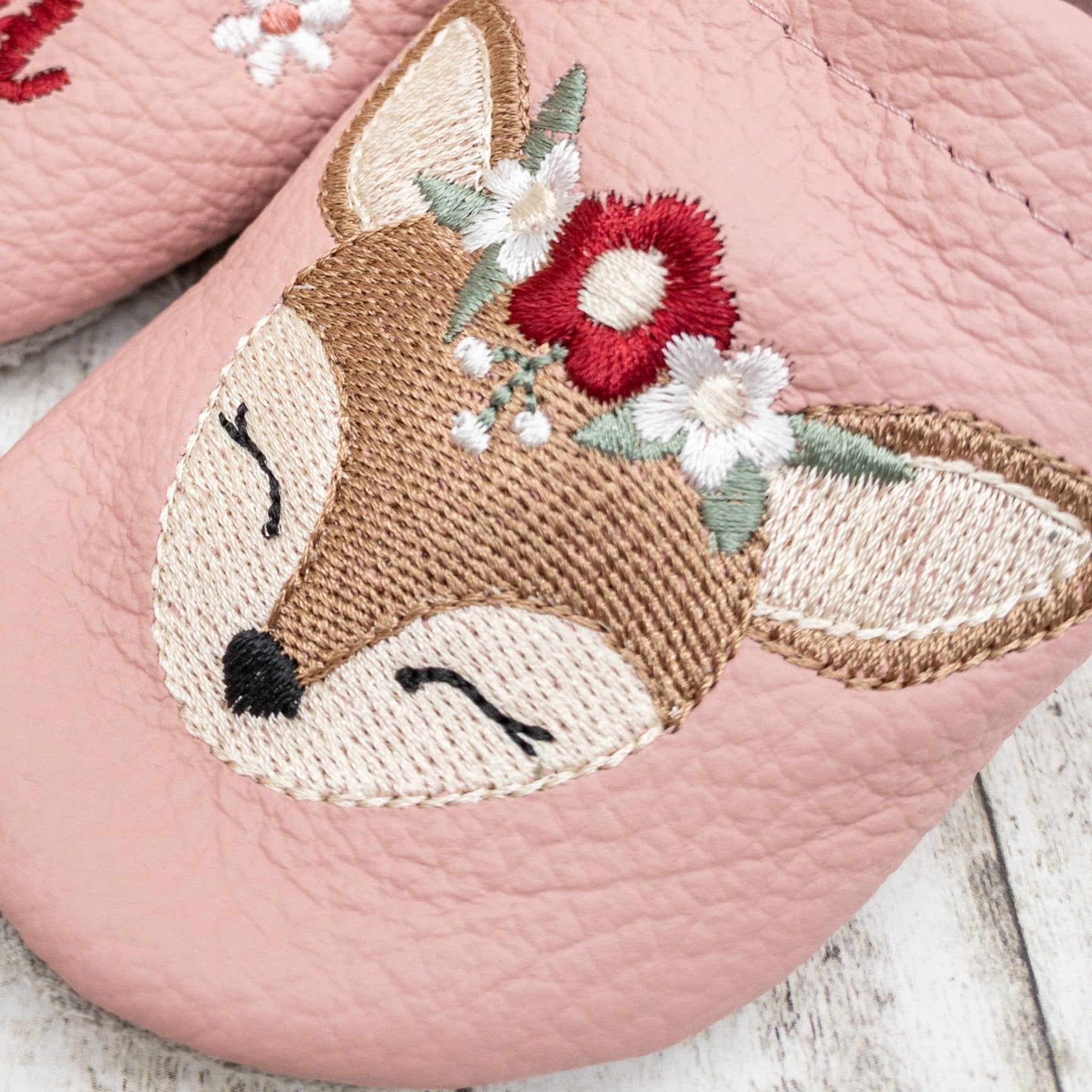 Krabbelschuhe in altrosa mit Reh und Personalisierung aus Echtleder