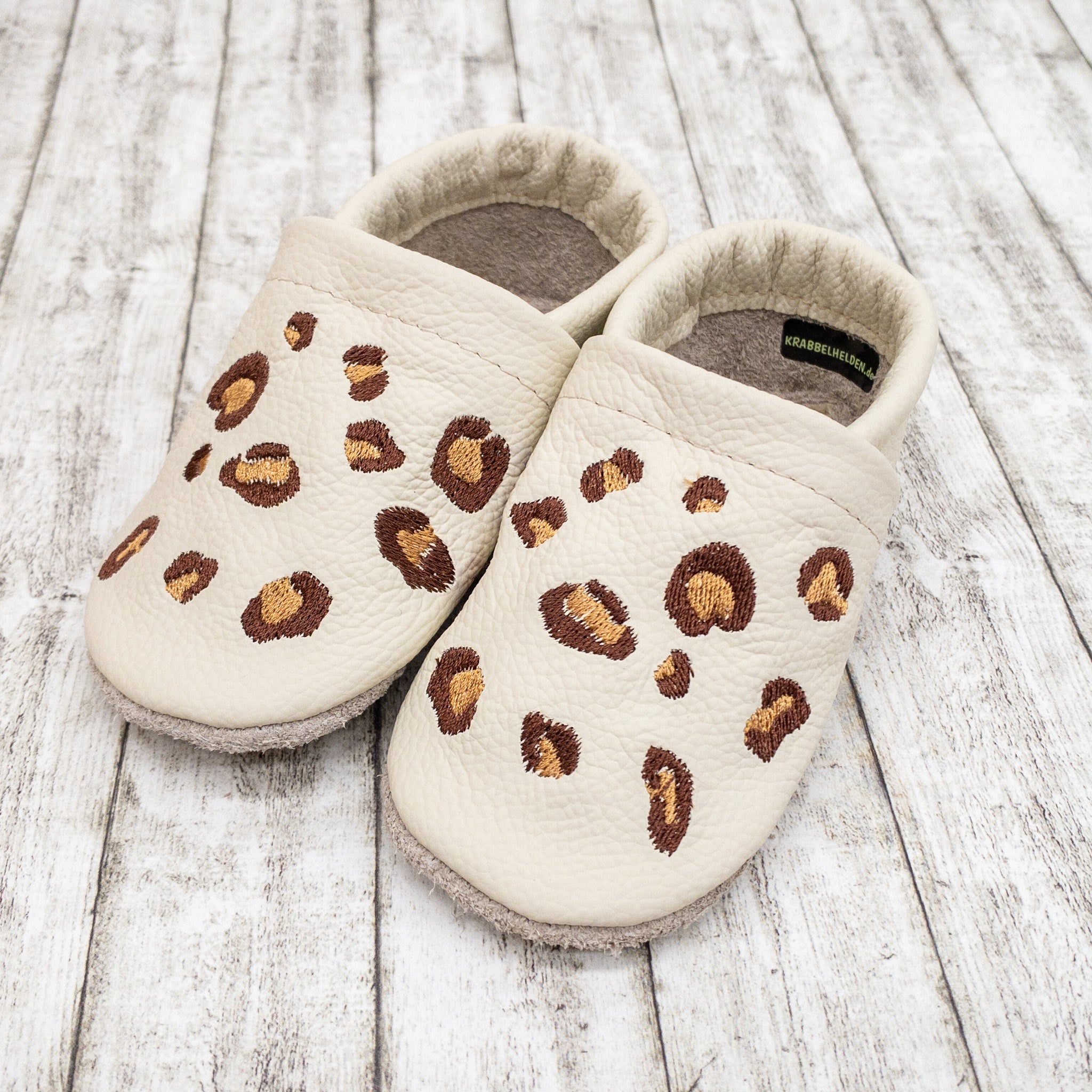 Krabbelschuhe in beige mit Leomuster aus Echtleder