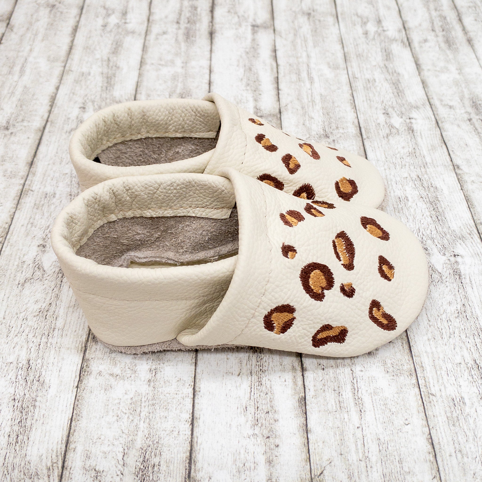 Krabbelschuhe in beige mit Leomuster aus Echtleder