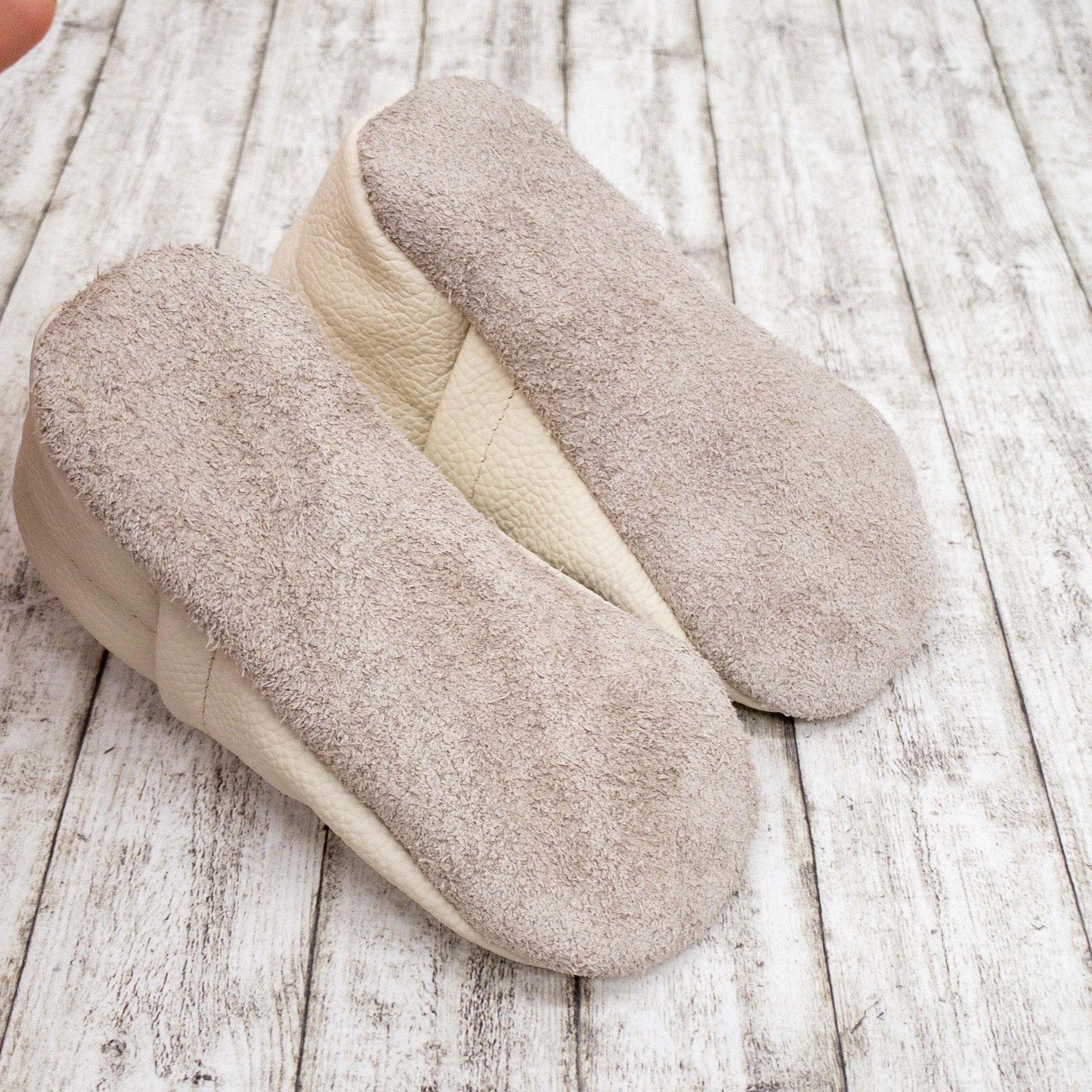 Krabbelschuhe in beige mit Leomuster aus Echtleder