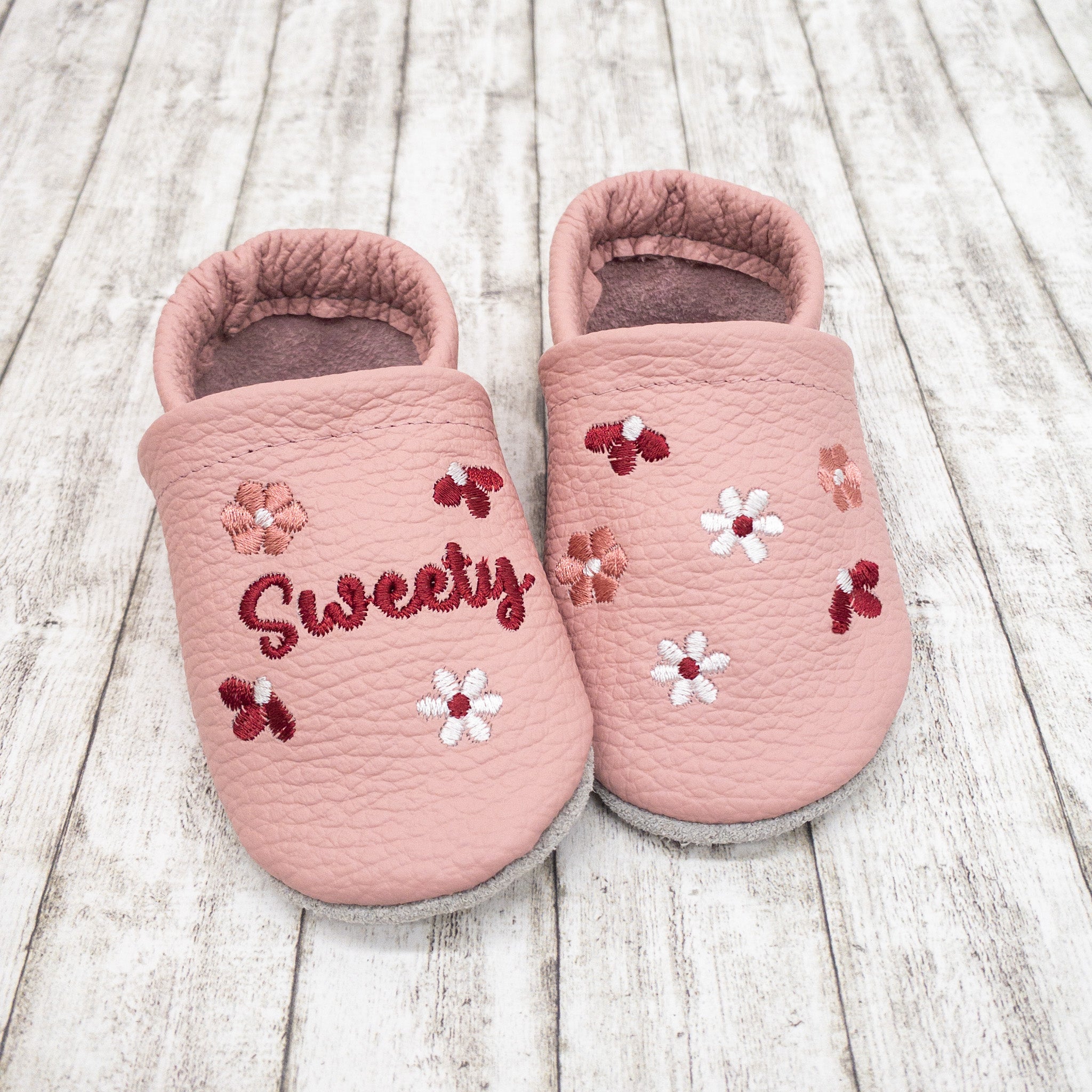 Krabbelschuhe in altrosa mit Blumen und Namen bestickt aus Echtleder