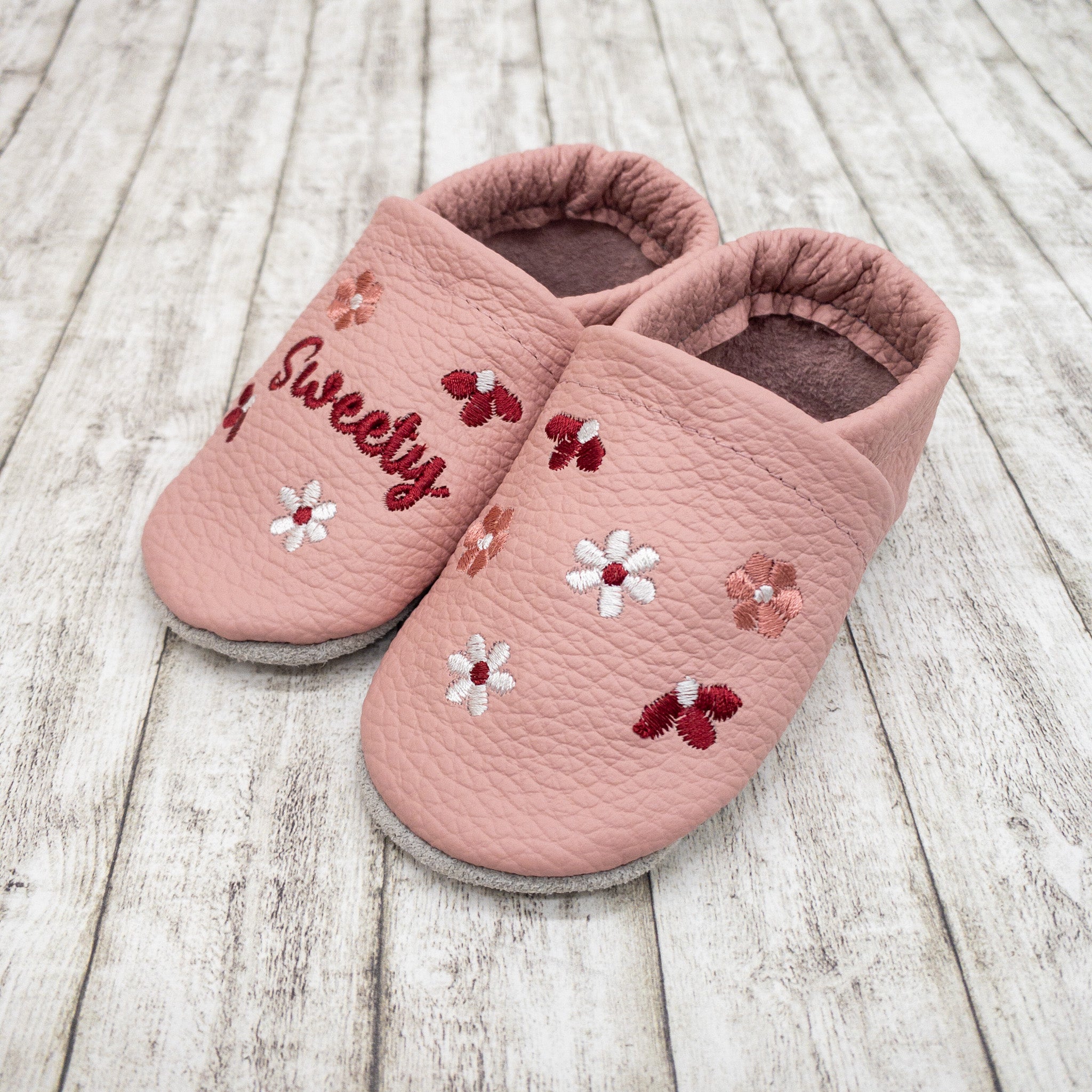 Krabbelschuhe in altrosa mit Blumen und Namen bestickt aus Echtleder