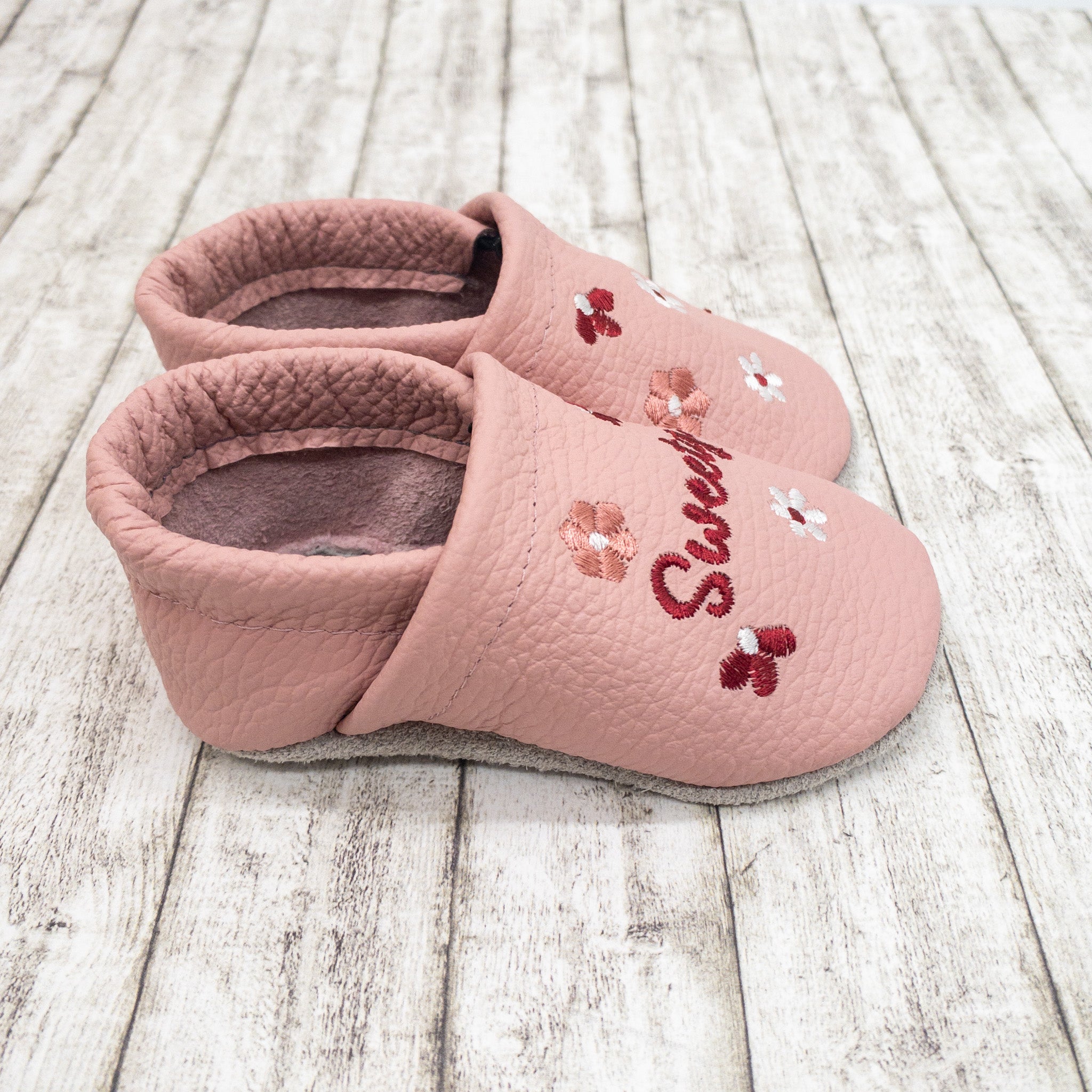 Krabbelschuhe in altrosa mit Blumen und Namen bestickt aus Echtleder