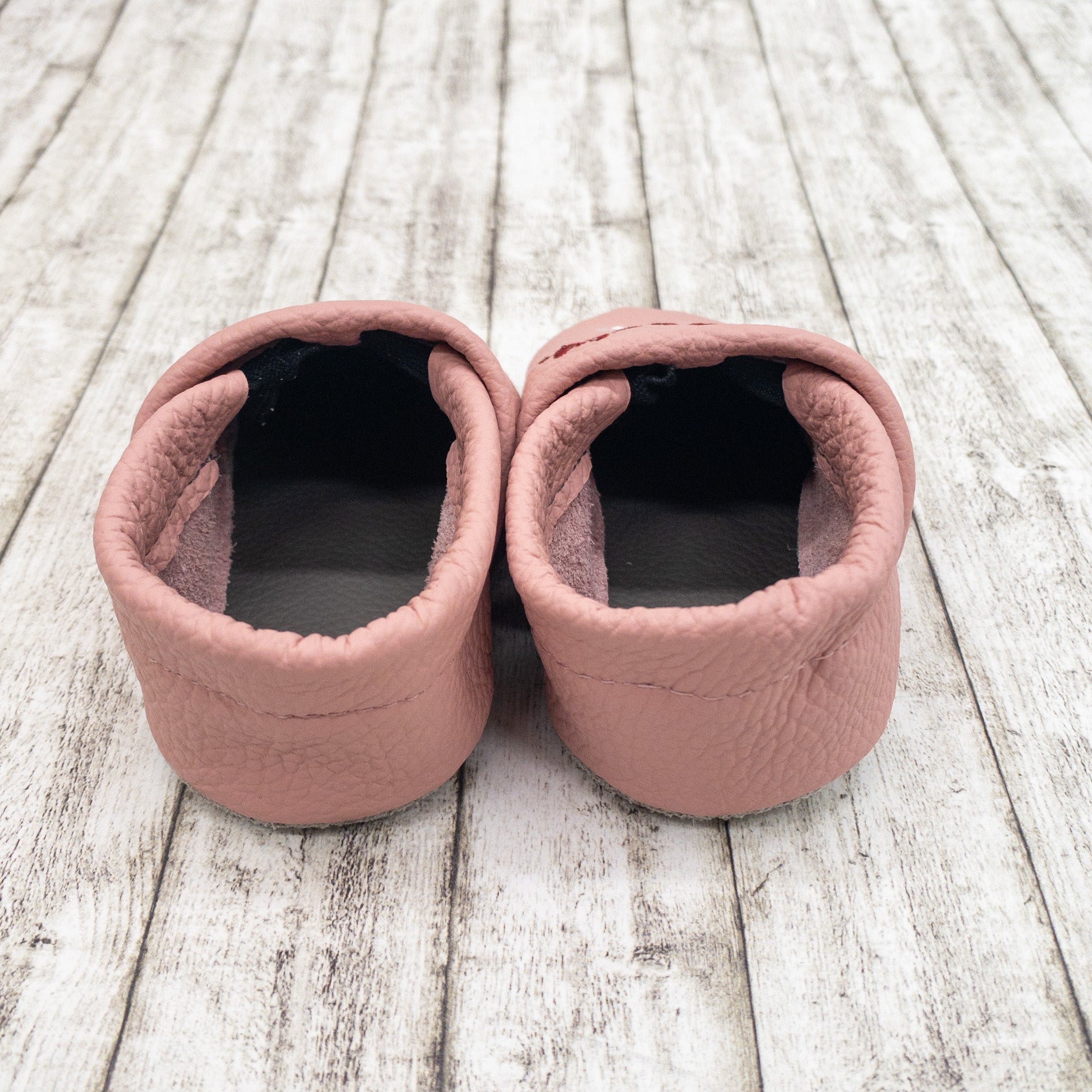 Krabbelschuhe in altrosa mit Blumen und Namen bestickt aus Echtleder