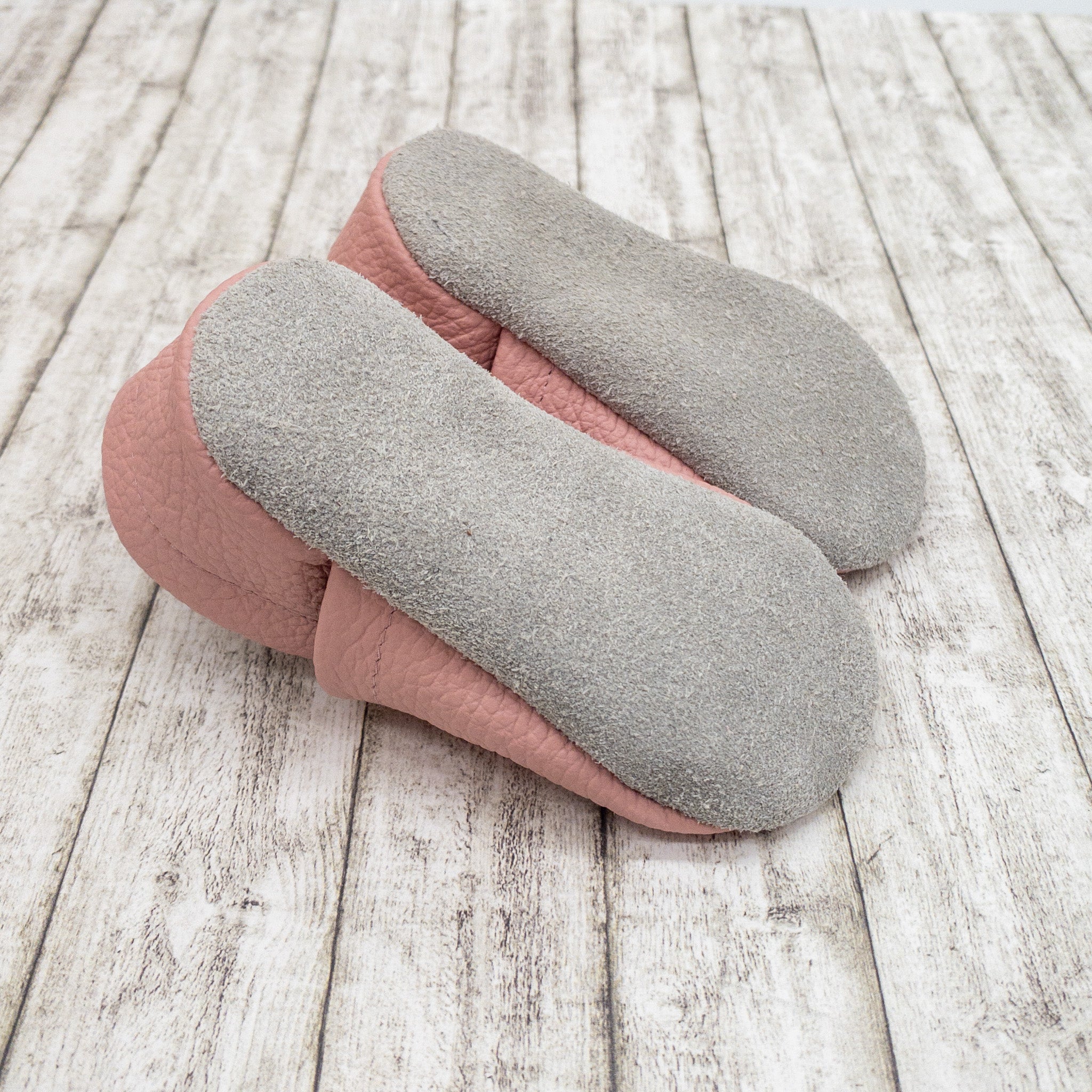 Krabbelschuhe in altrosa mit Blumen und Namen bestickt aus Echtleder