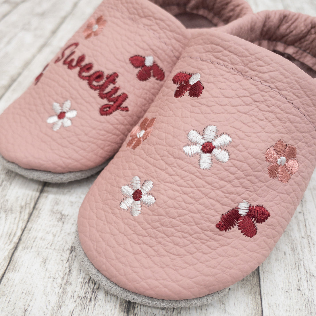 Krabbelschuhe in altrosa mit Blumen und Namen bestickt aus Echtleder