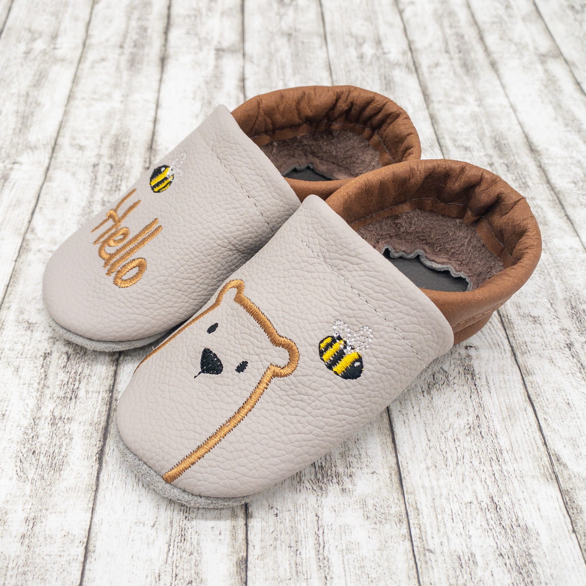Personalisierte Krabbelschuhe mit Bär und Biene - individuell mit Namen bestickt