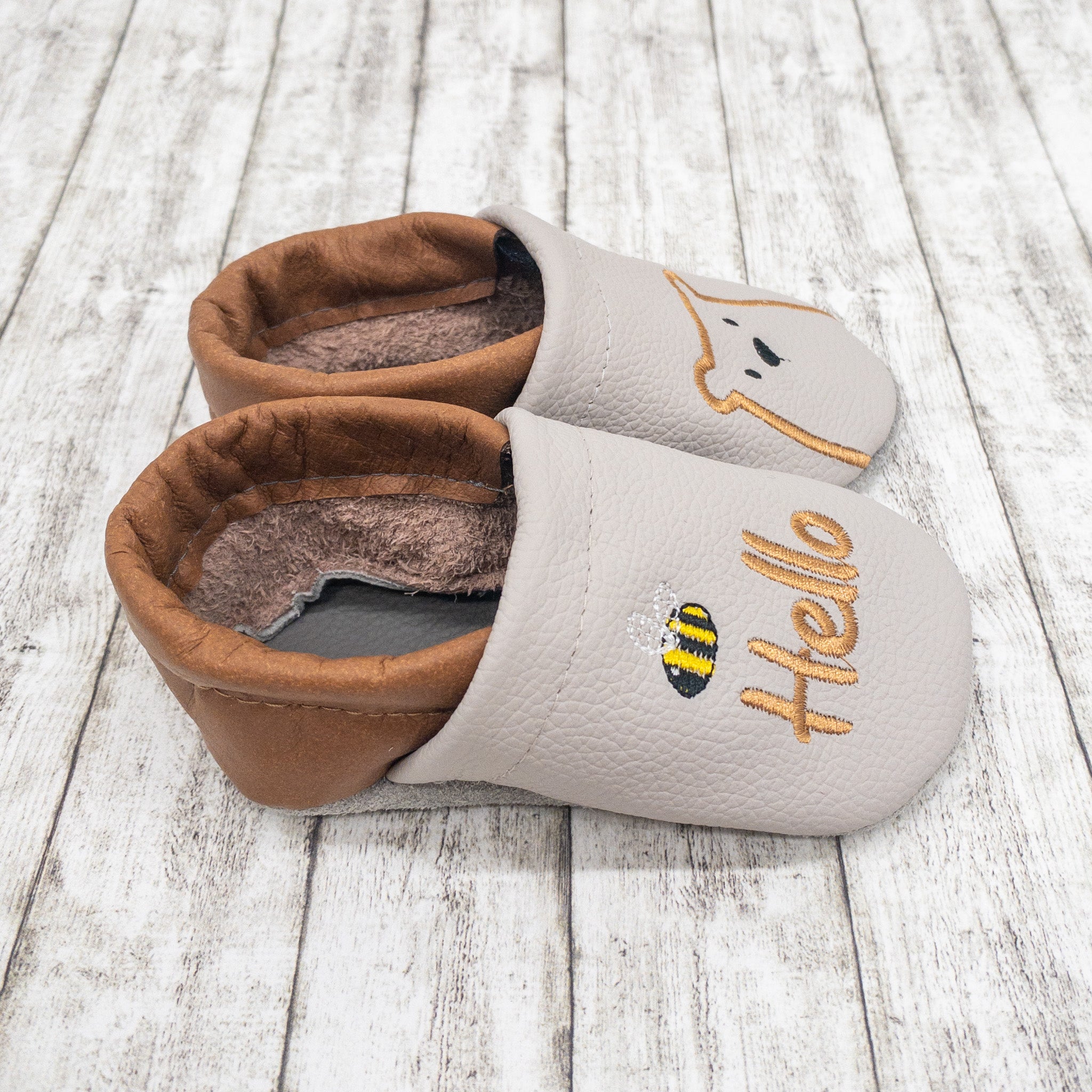 Personalisierte Krabbelschuhe mit Bär und Biene - individuell mit Namen bestickt