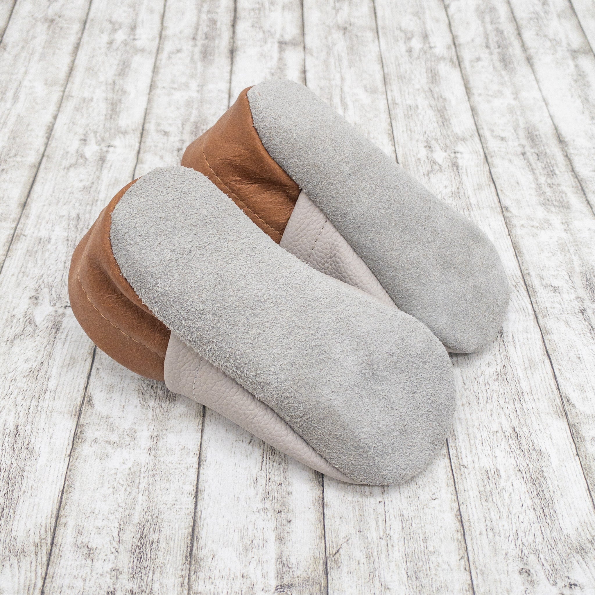 Personalisierte Krabbelschuhe mit Bär und Biene - individuell mit Namen bestickt