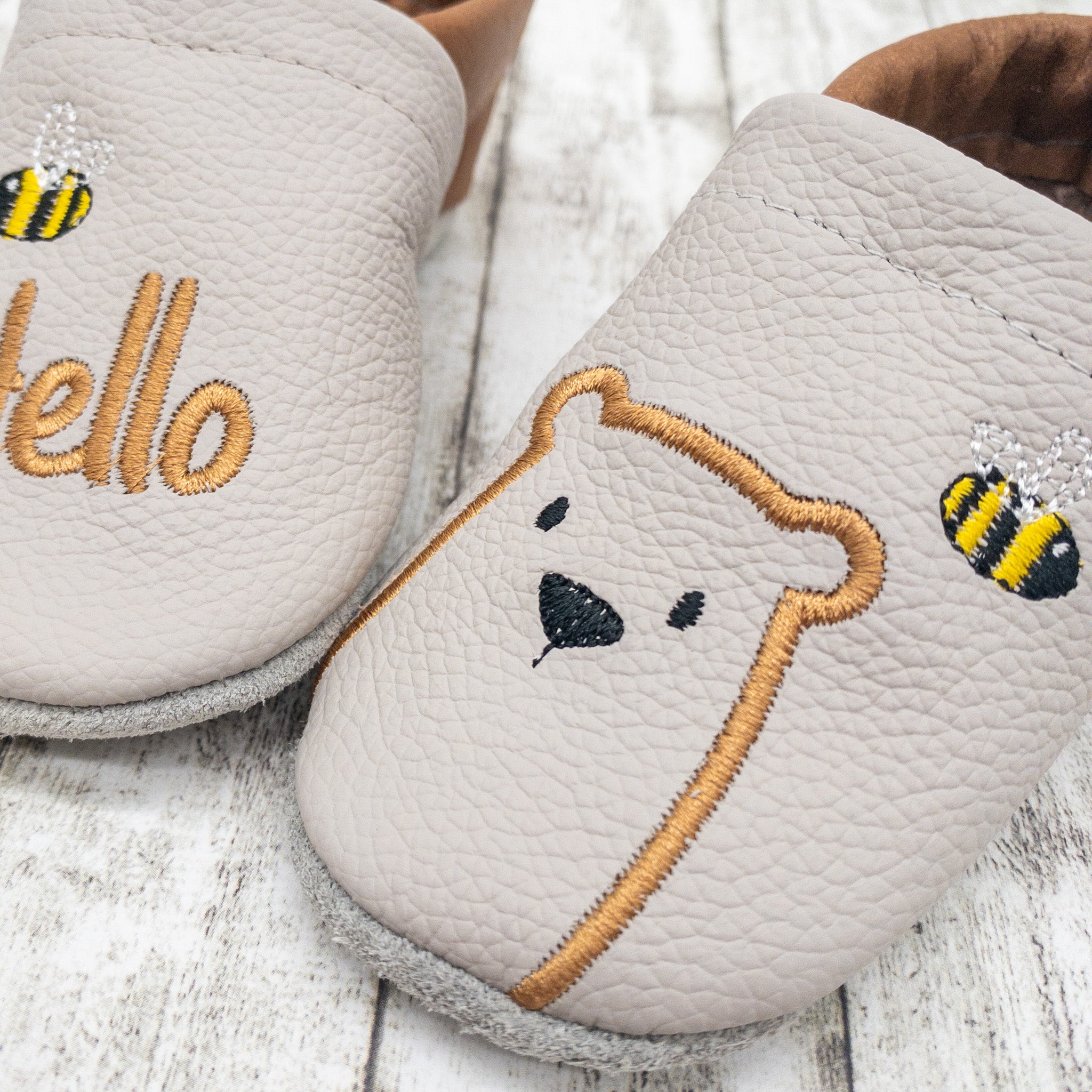 Personalisierte Krabbelschuhe mit Bär und Biene - individuell mit Namen bestickt