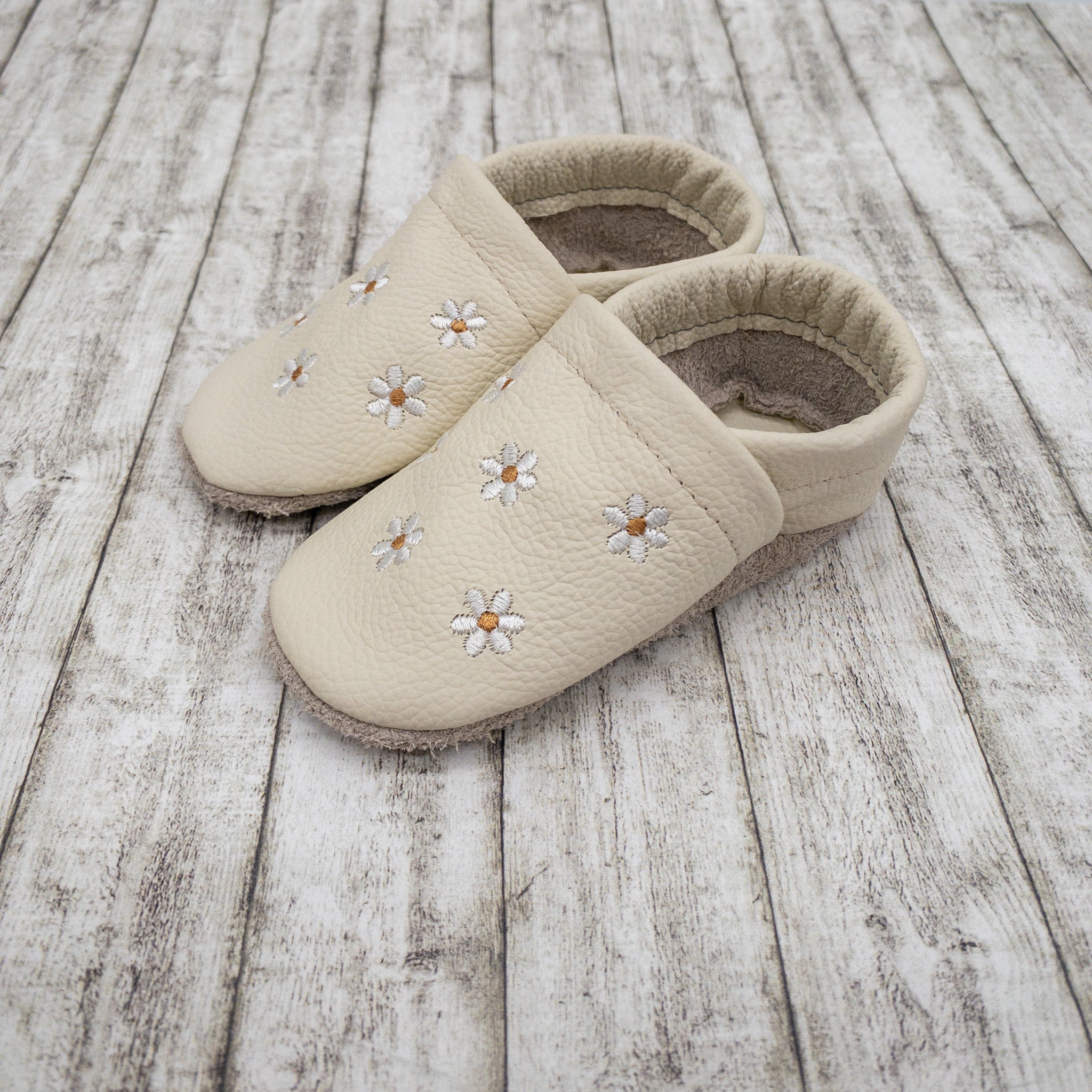 Krabbelschuhe in creme mit Blumen und Namen bestickt aus Echtleder