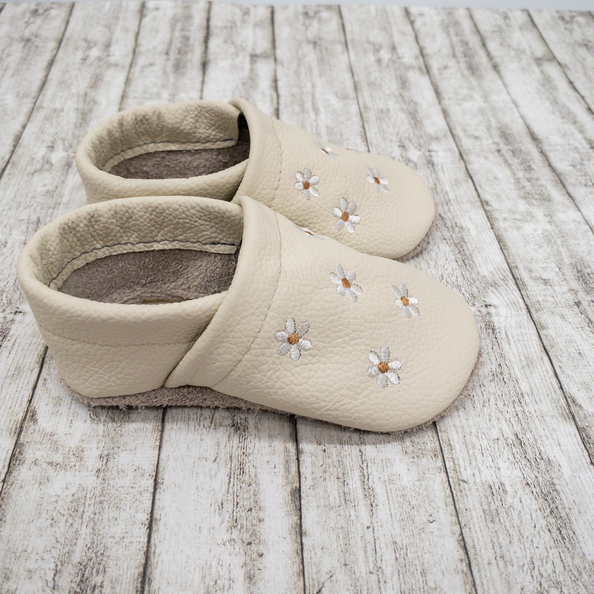 Krabbelschuhe in creme mit Blumen und Namen bestickt aus Echtleder