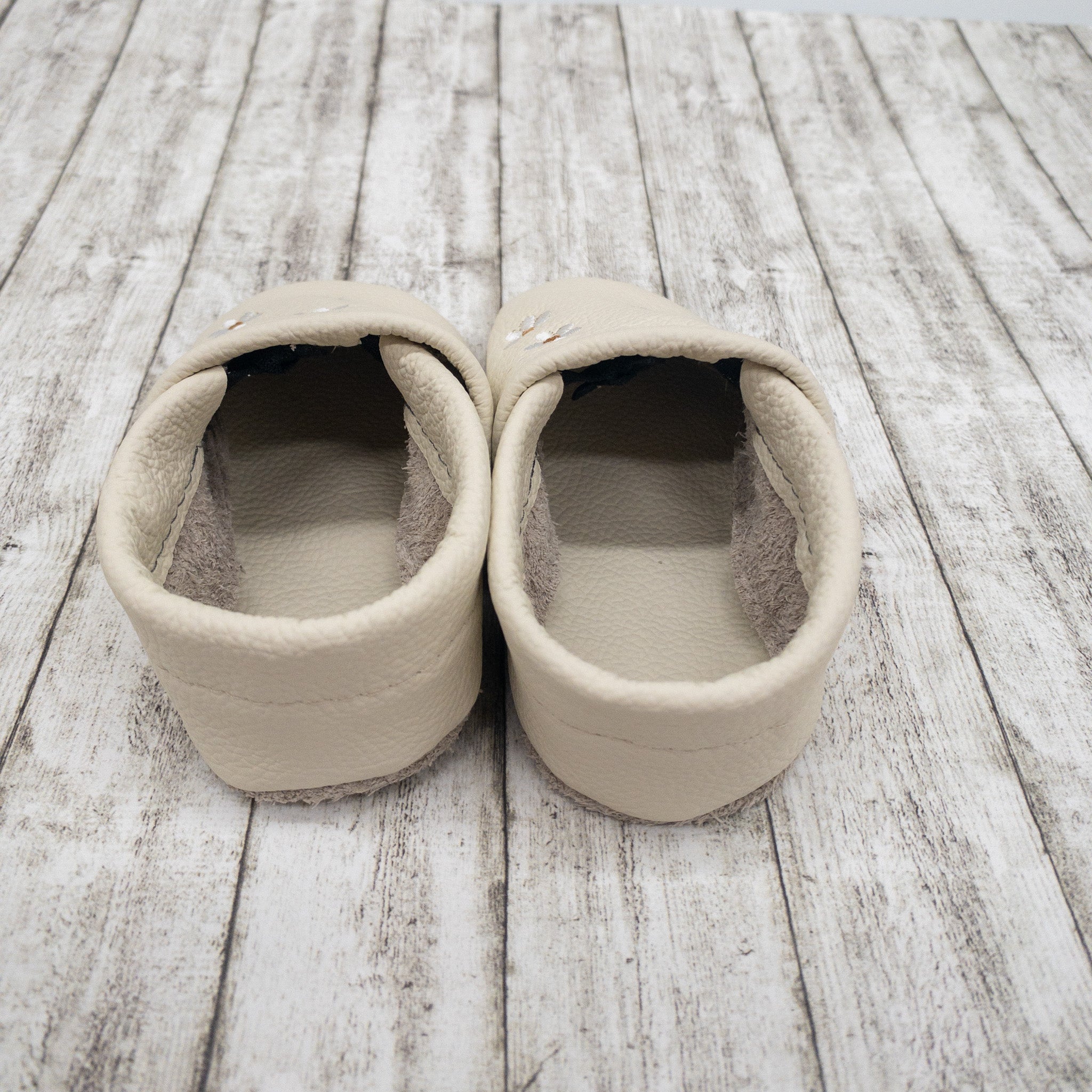Krabbelschuhe in creme mit Blumen und Namen bestickt aus Echtleder