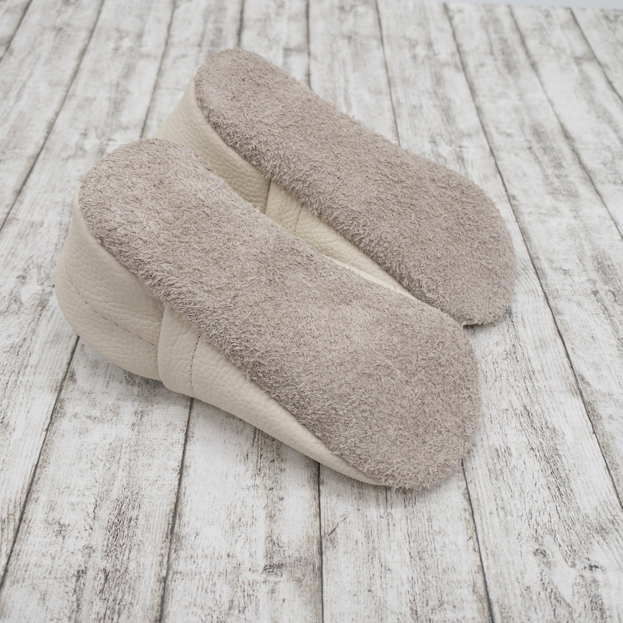 Krabbelschuhe in creme mit Blumen und Namen bestickt aus Echtleder