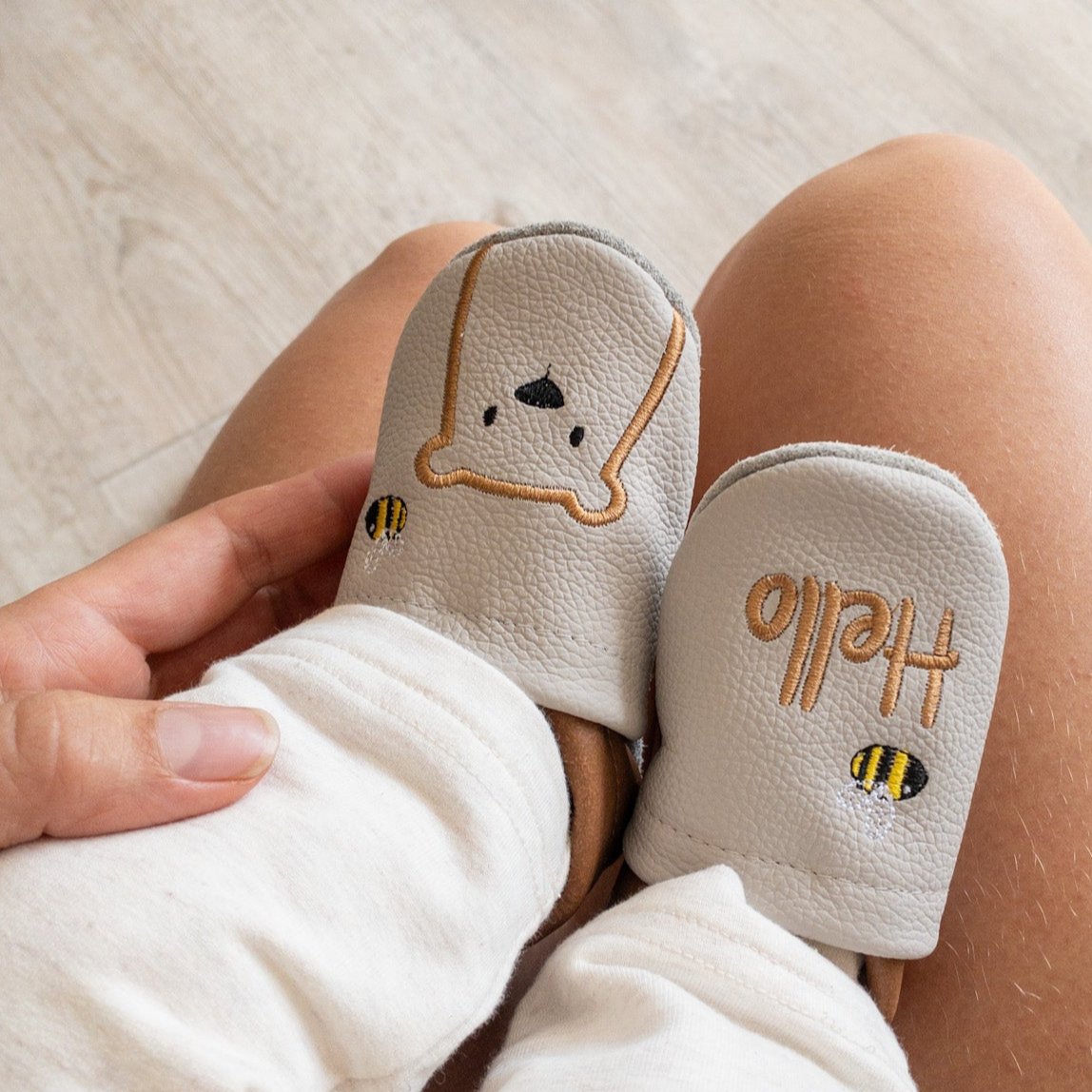 Personalisierte Krabbelschuhe mit Bär und Biene - individuell mit Namen bestickt