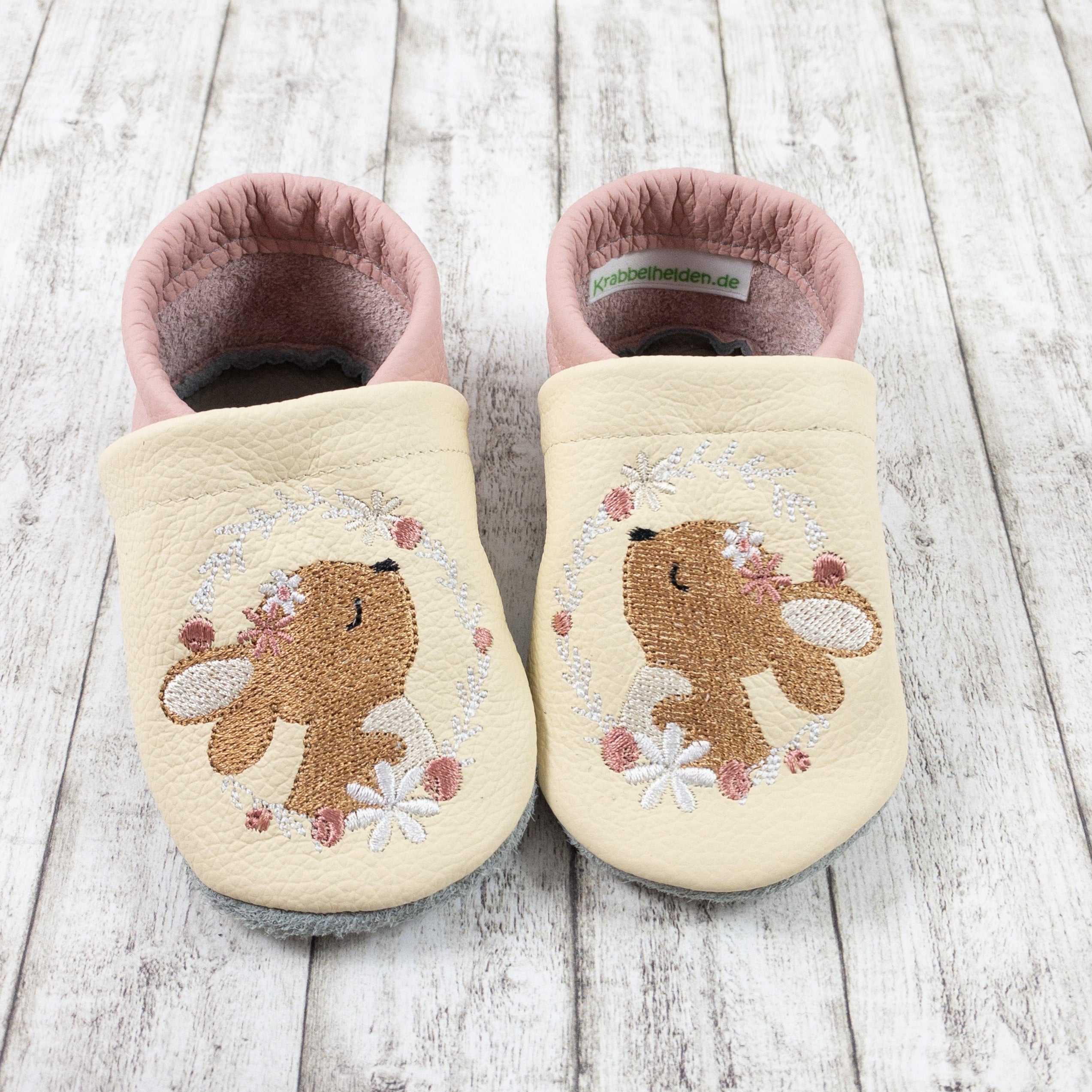 Krabbelschuhe mit Häschen im Blumenkranz