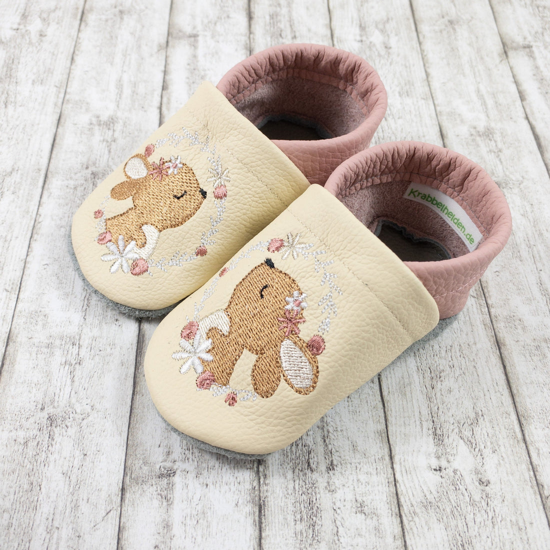 Krabbelschuhe mit Hase im Blumenkranz und Personalisierung aus Echtleder