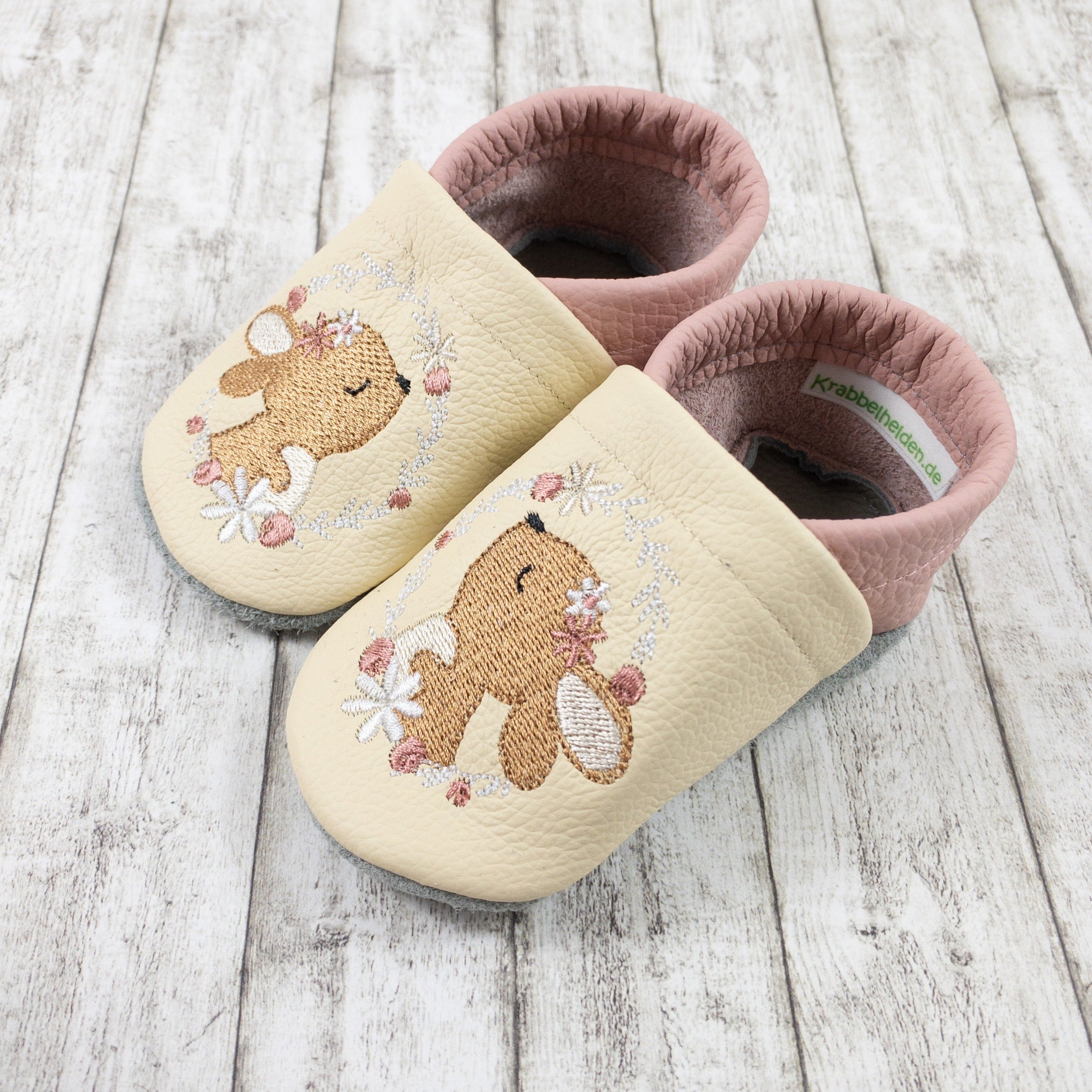 Krabbelschuhe mit Hase im Blumenkranz und Personalisierung aus Echtleder